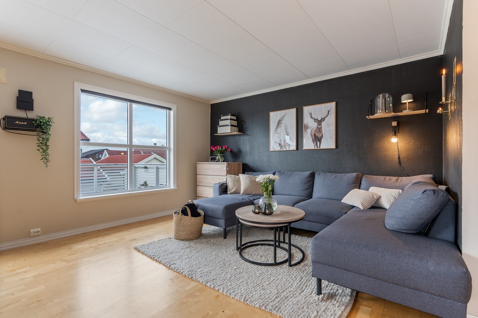 Stuen har god plass til en romslig sofagruppe og er et naturlig samlingspunkt i boligen. Galleribilde