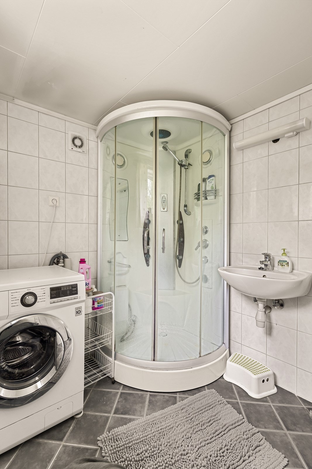 Badet har flis på vegger og flislagt gulv med elektriske varmekabler. Galleribilde
