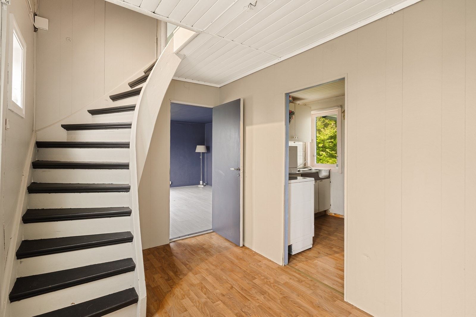 Ved entréen finner man trappen opp til loftet. Galleribilde