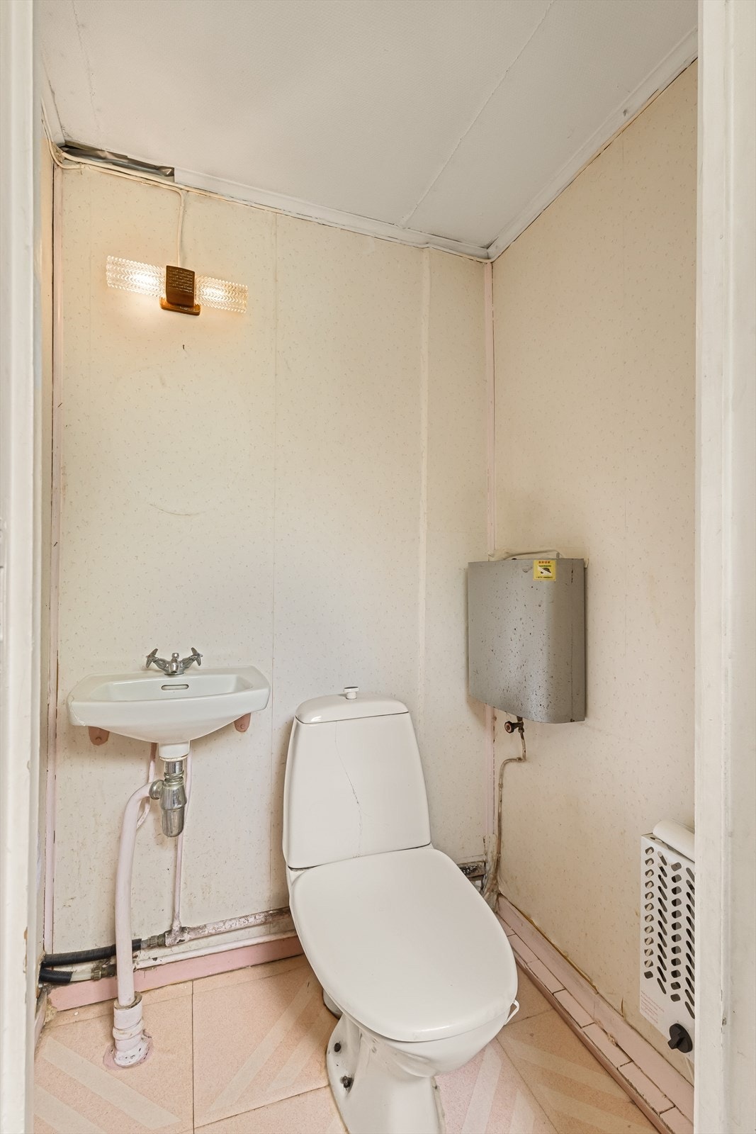 Toalett som er innredet med toalett og servant. Galleribilde
