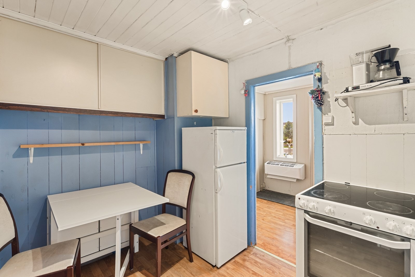 Kjøkkenet inneholder oppvaskemaskin og komfyr. Galleribilde
