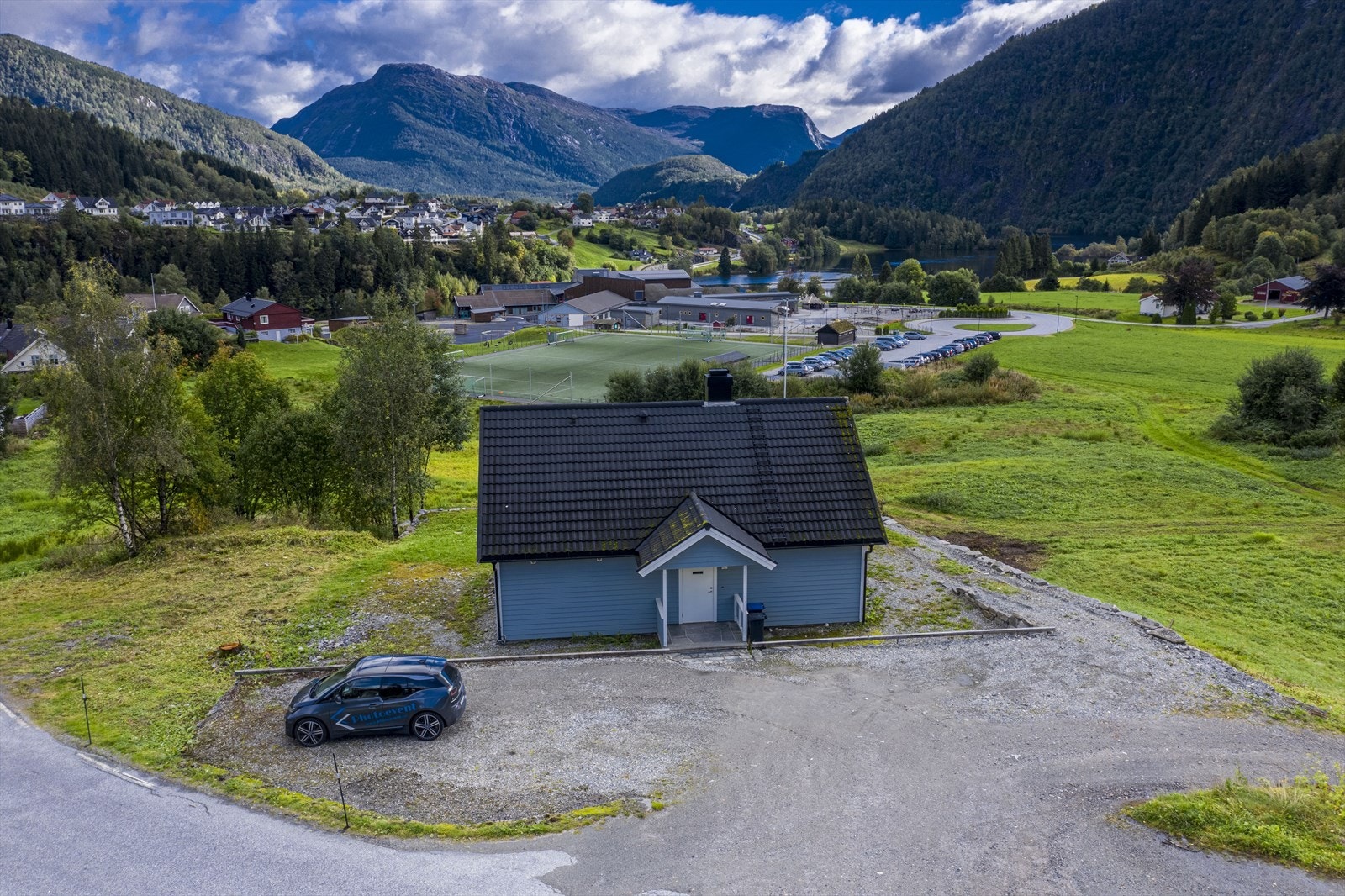 - Det er ca 2,7km til dagligvarebutikk og ca 6,4 km til Førde sentrum - Galleribilde