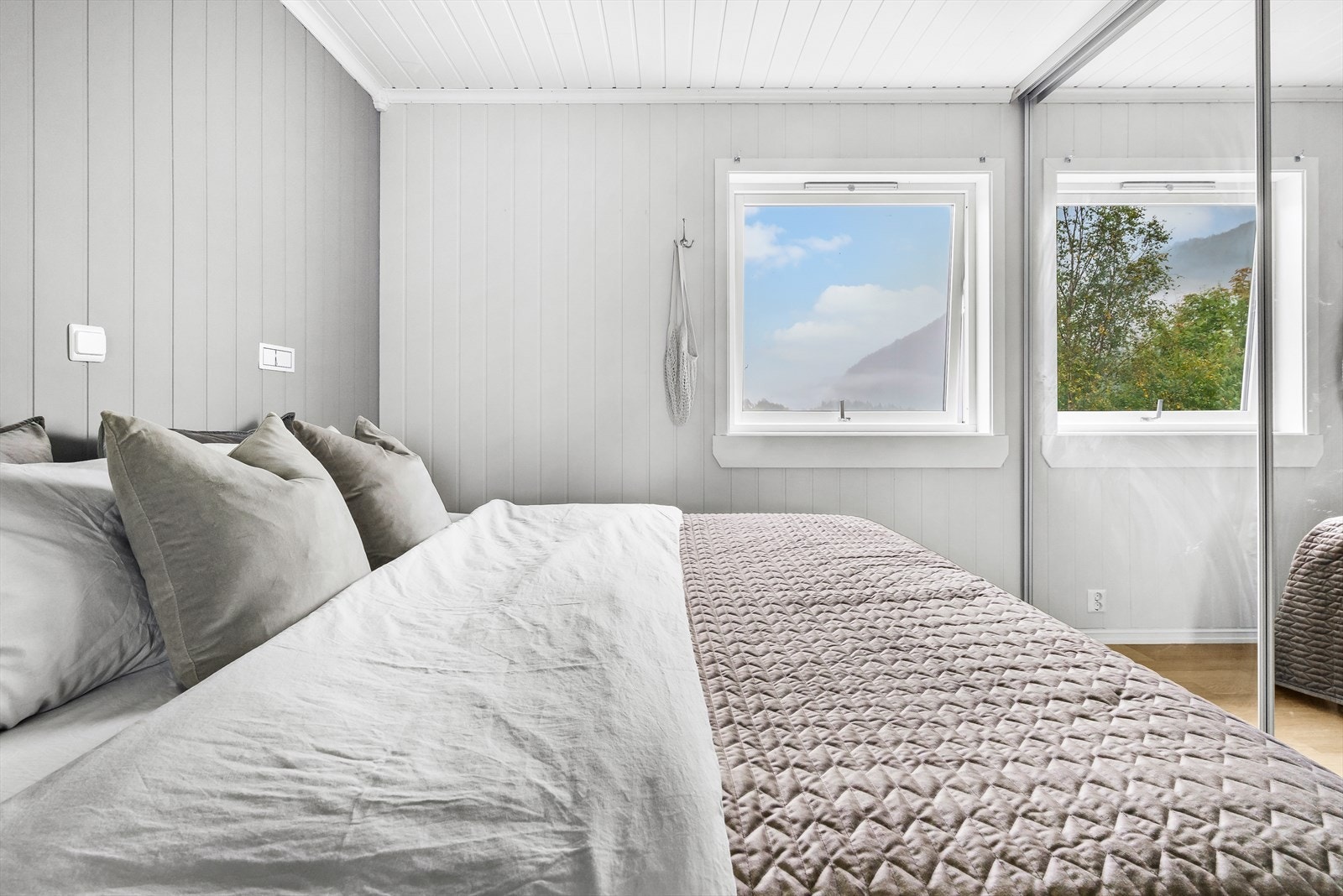 - Soverom med skyvedørsgarderobe i 1. etg - Galleribilde