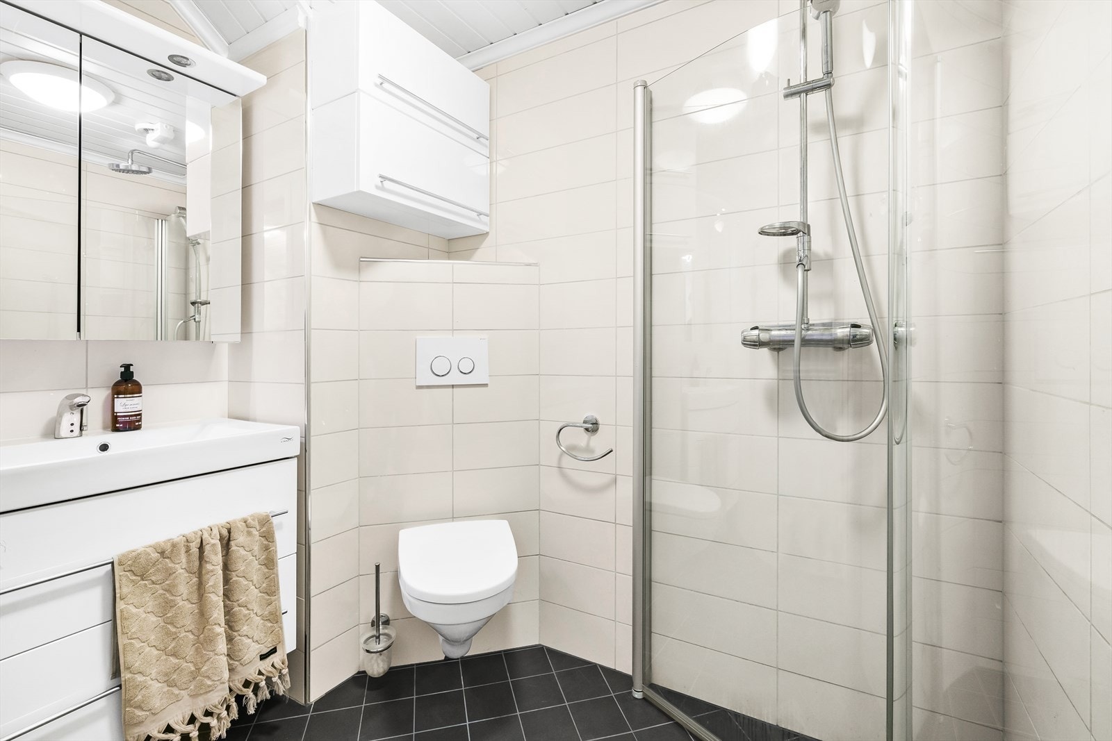 - Badet på loft er renovert i 2009/2010 i lys og helfliset utførelse - Galleribilde
