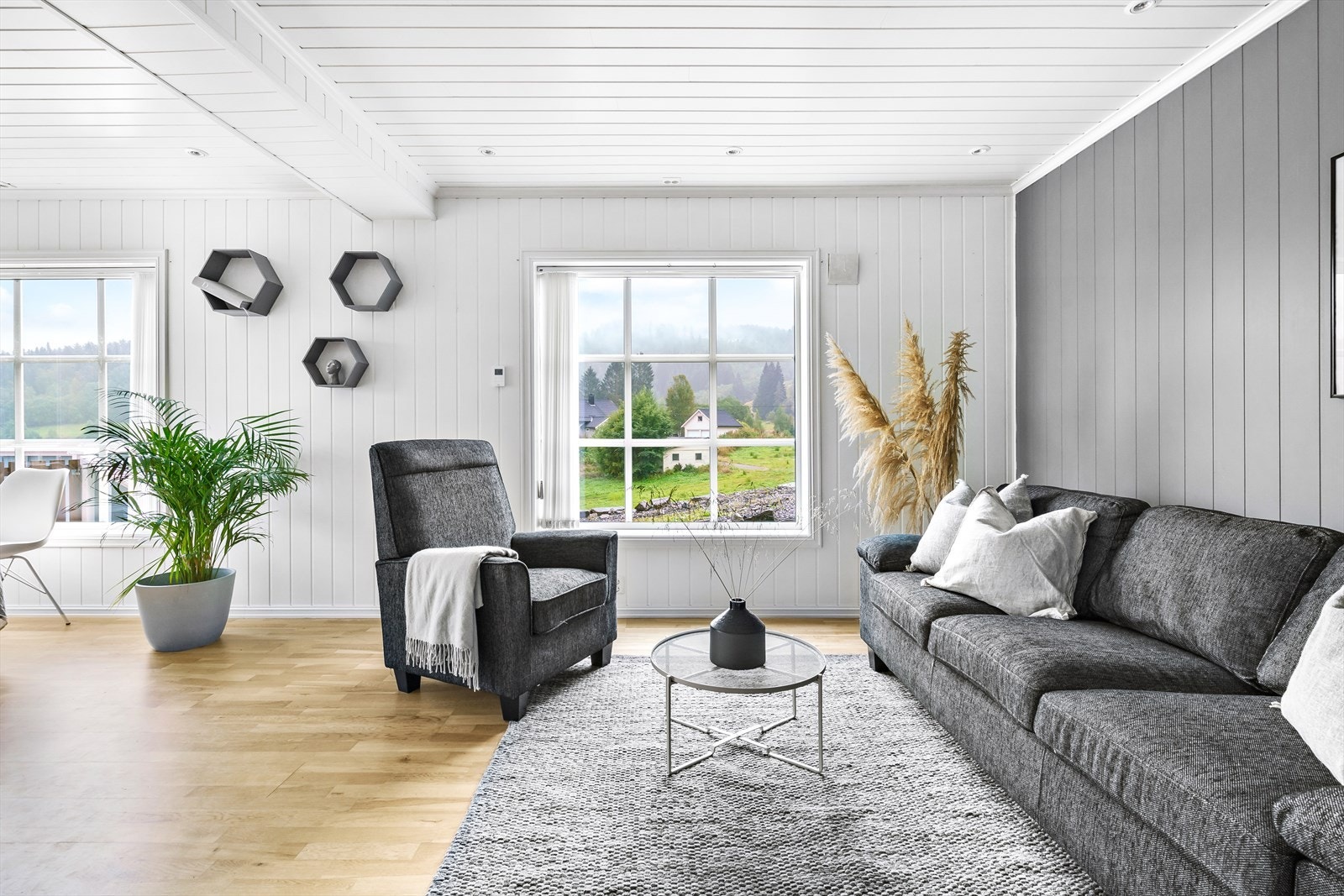- I 1. etg og 2.etg er det vannbåren varme som gir en behagelig og lun varme året rundt. Siden bildet ble tatt er stuen malt i en beige farge - Galleribilde