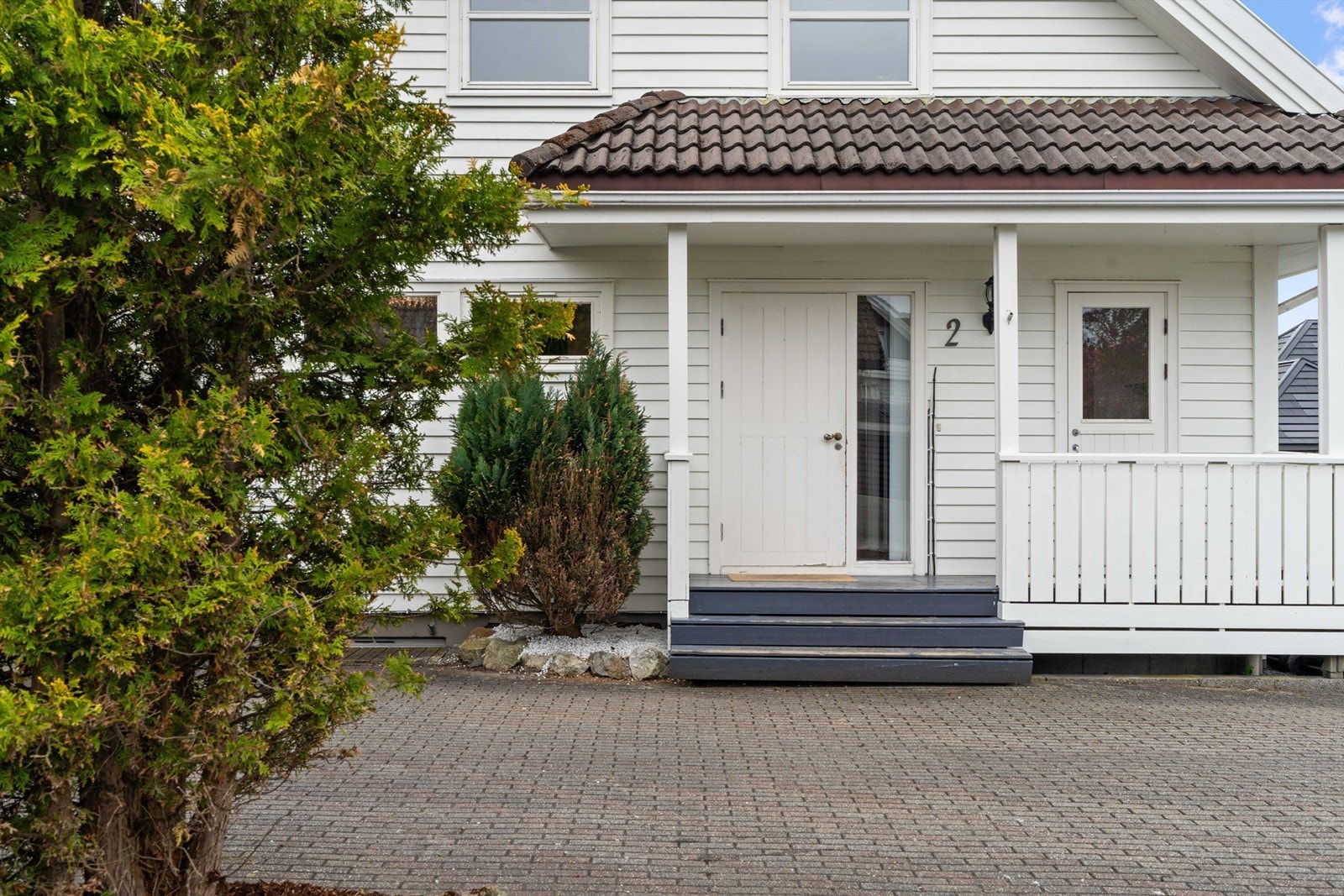 Overbygget inngangsparti til hovedetasjen. Galleribilde