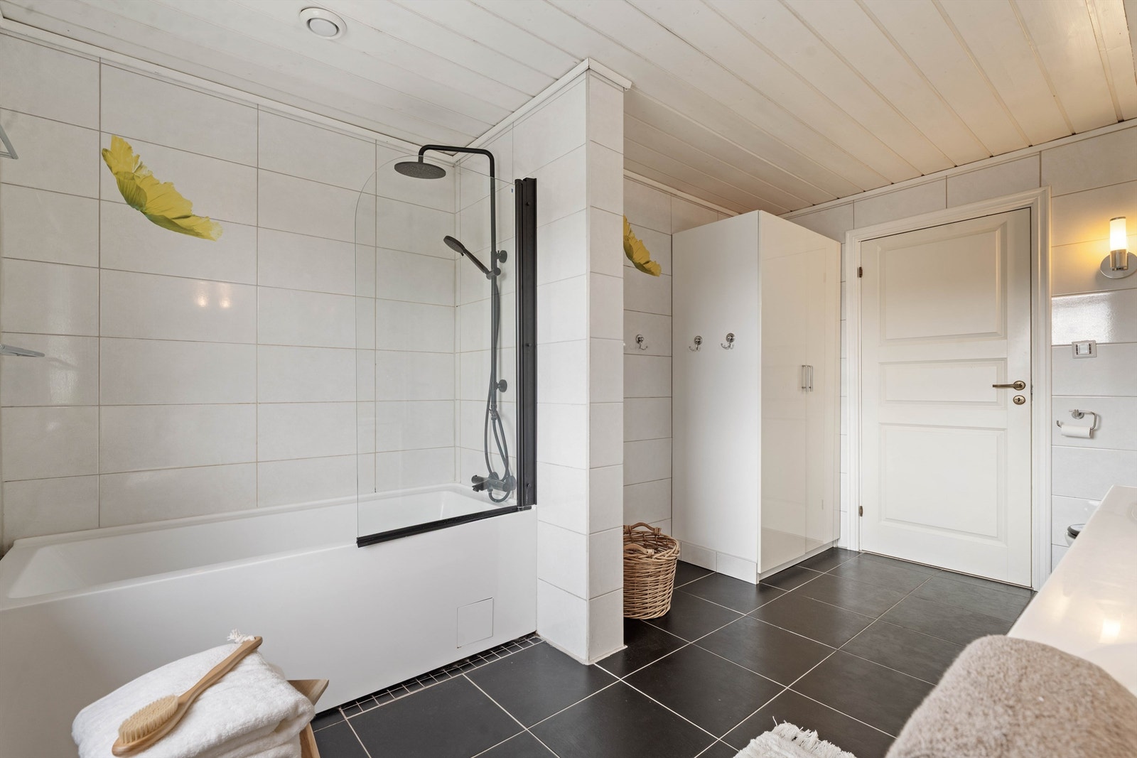 Badet er utstyrt med badekar med vegghengt armatur. Galleribilde