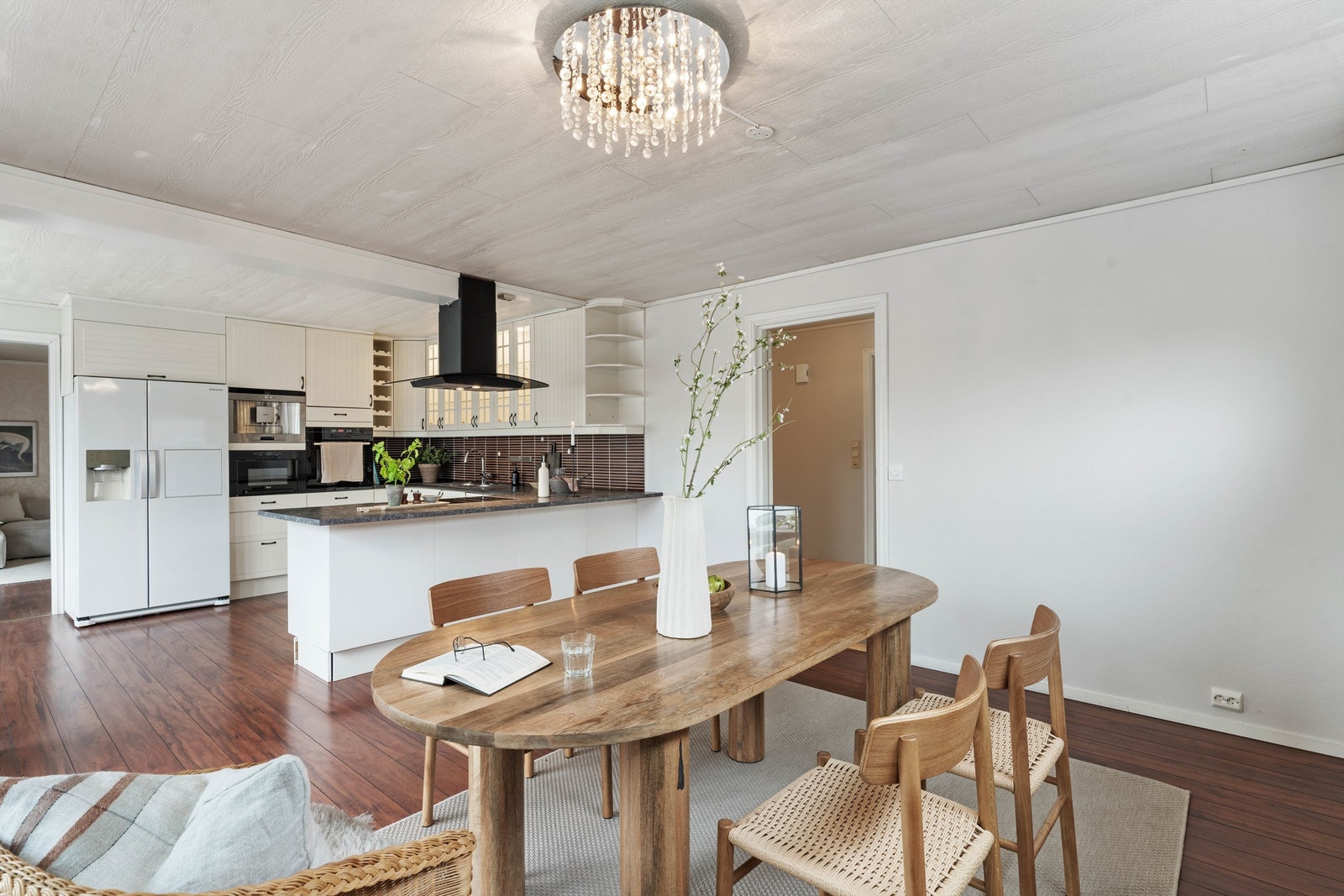 Fra spisestuen er det dør inn til gangen. Galleribilde