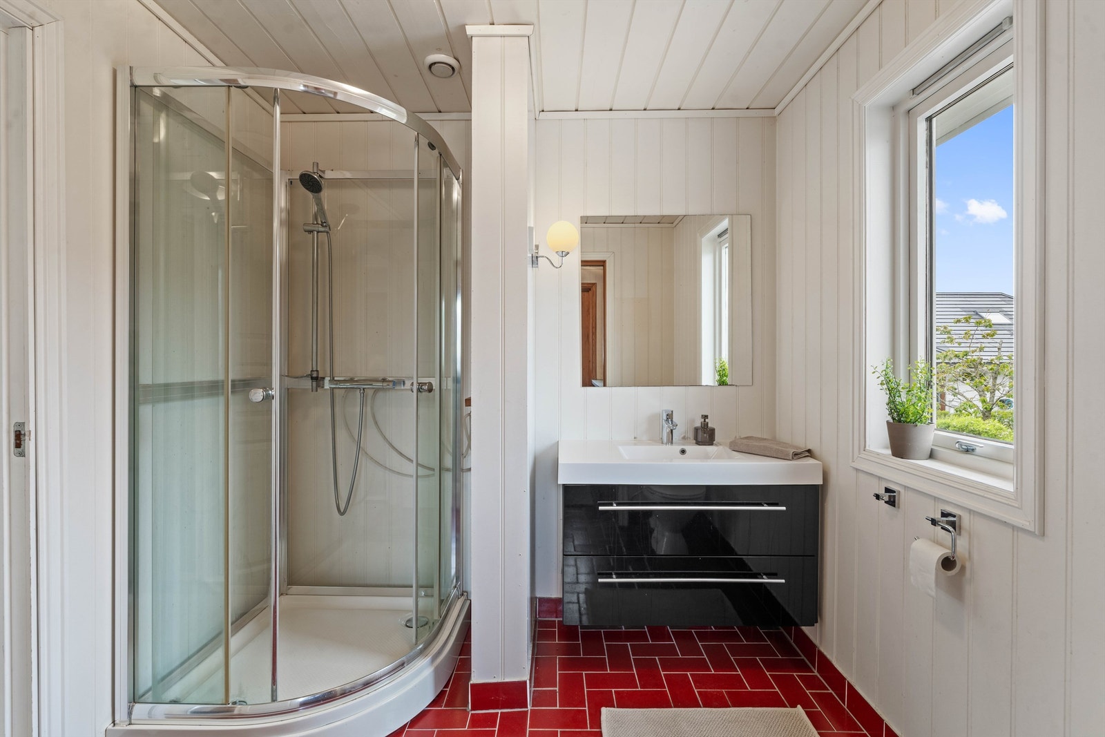 Badet er innredet med vegghengt servantinnredning med skuffer. Galleribilde