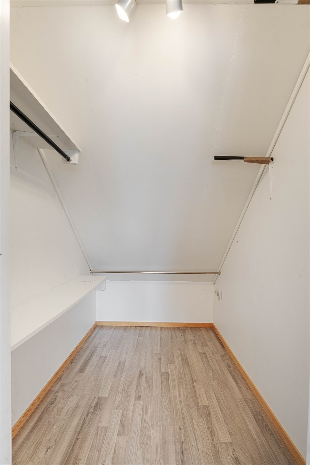 Klesrom i loftsetasjen ved siden av trappen. Galleribilde