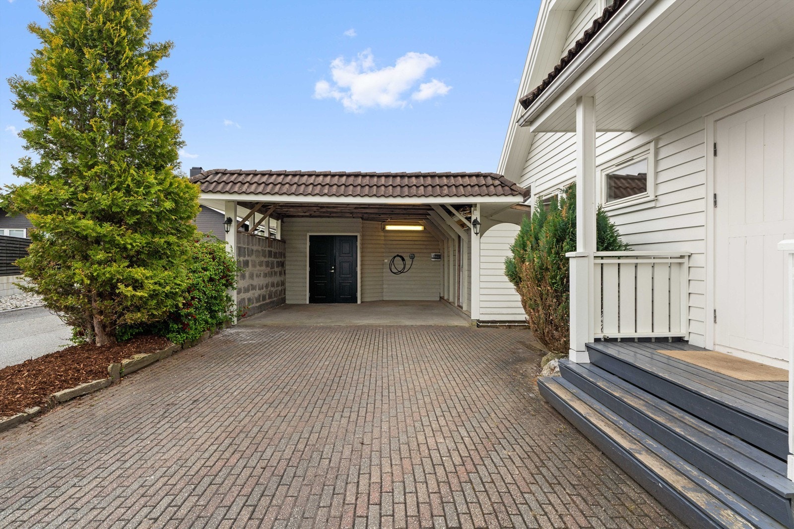 Carport med montert lader for elbil. Galleribilde