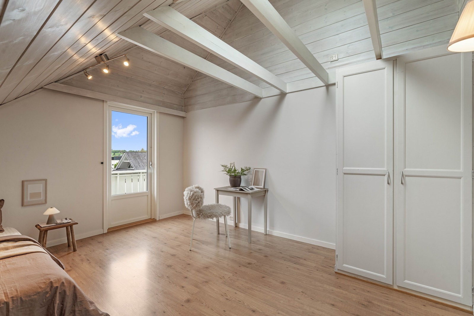 Rommet har utgang til balkong, som deles med soverom III. Galleribilde