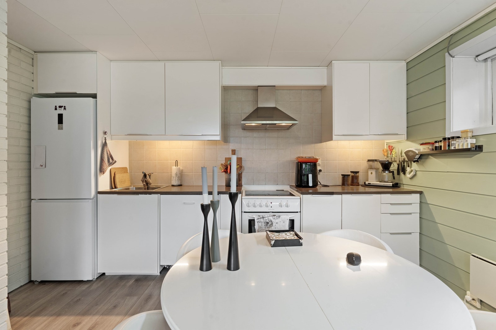 Kjøkkeninnredningen fra 2015 med laminatbenkeplate. Galleribilde