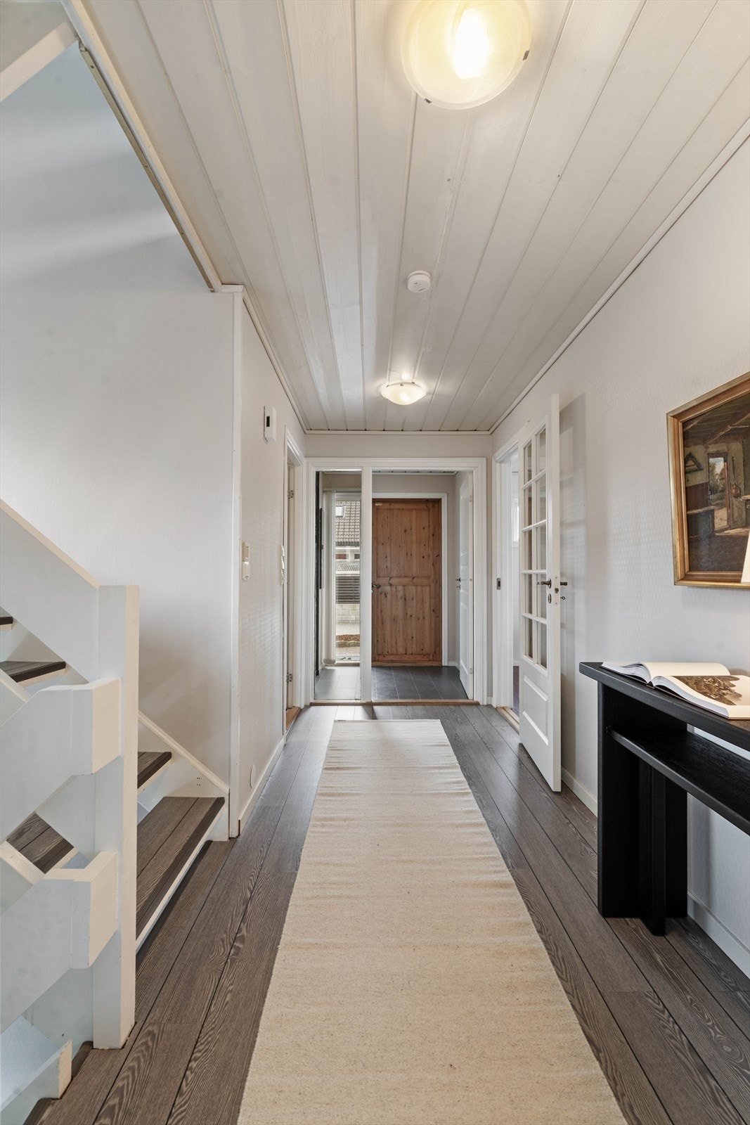 Fra gangen er det adkomst til spisestue/kjøkken, stue, bad, vaskerom og entré. Galleribilde