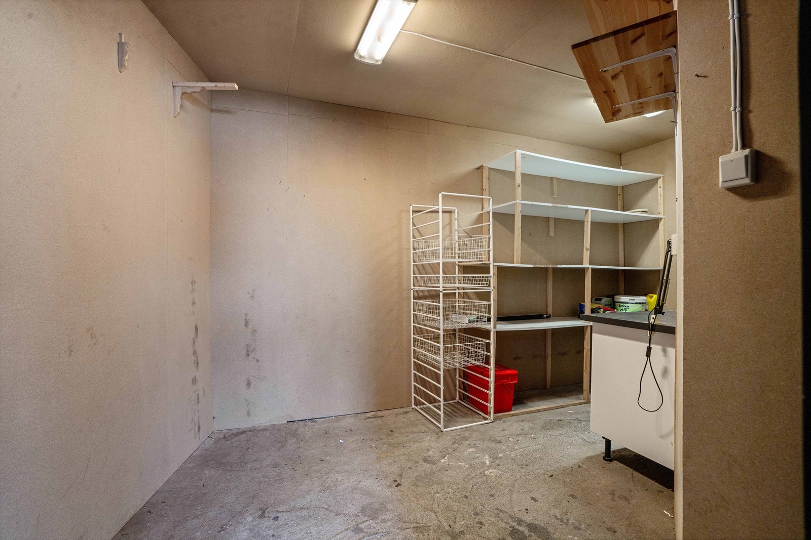 Tilknyttet carporten er det praktisk utebod for ekstra lagring. Galleribilde