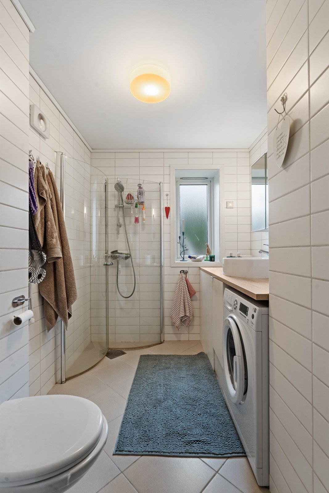Badet i den innredede delen ble oppgradert i 2015, med flislagt gulv med gulvvarme og opplegg for vaskemaskin. Galleribilde