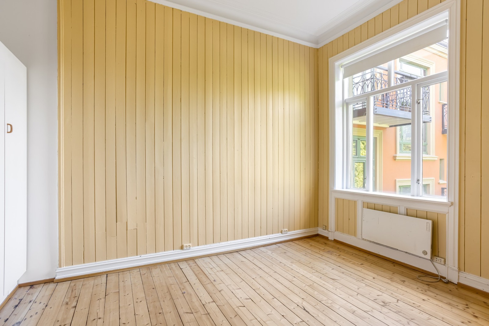 Store vindusflater gir rommet et fint naturlig lysinnslipp, samtidig som rommets størrelse gir gode møbleringsmuligheter for både seng, garderobeløsning og eventuell hjemmekontorplass. Galleribilde
