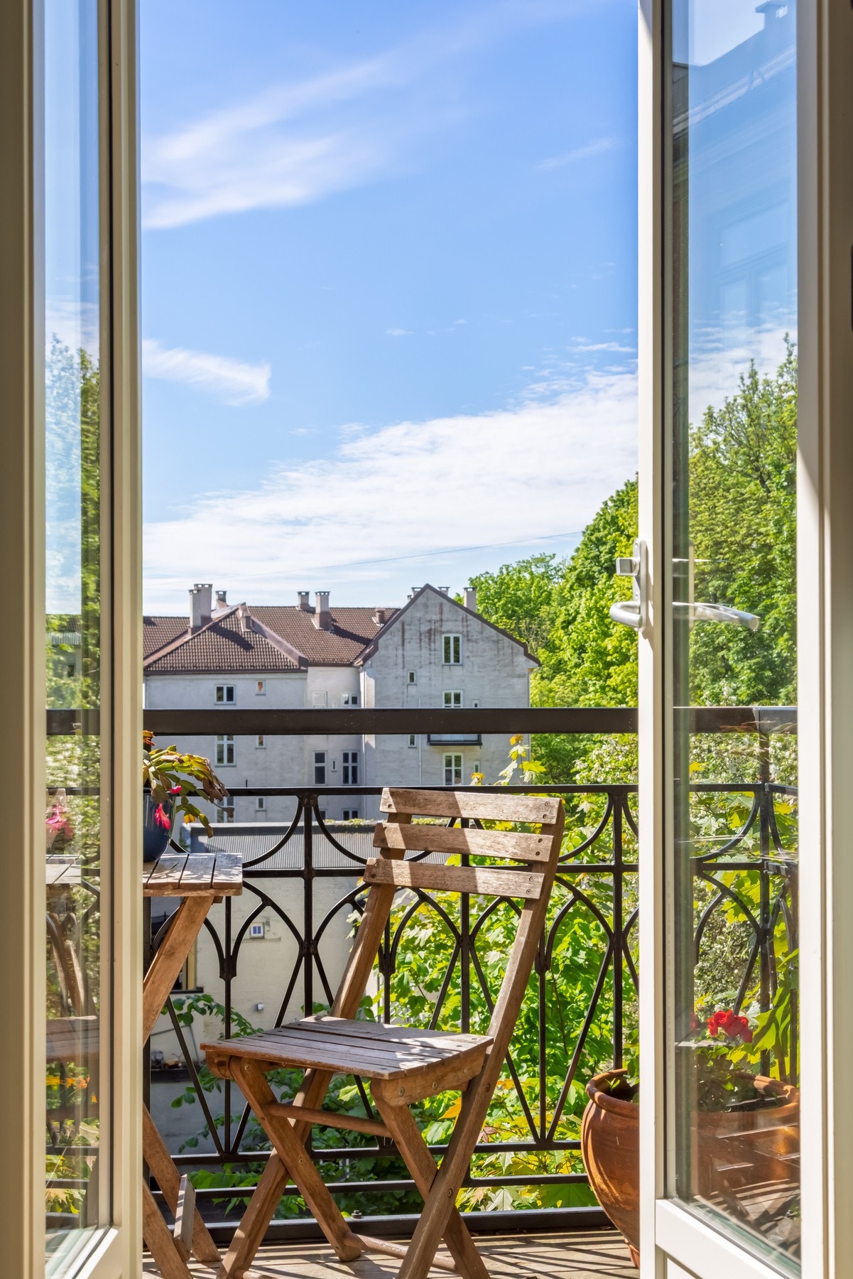 Fra stuen er det utgang til en hyggelig balkong med grønne omgivelser og gode solforhold. Galleribilde
