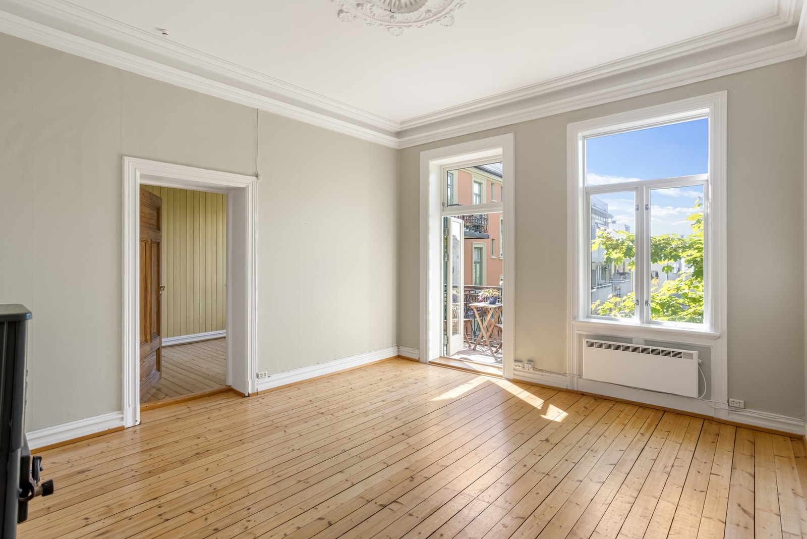 Stuen har god plass til både sofagruppe og spiseavdeling. Galleribilde