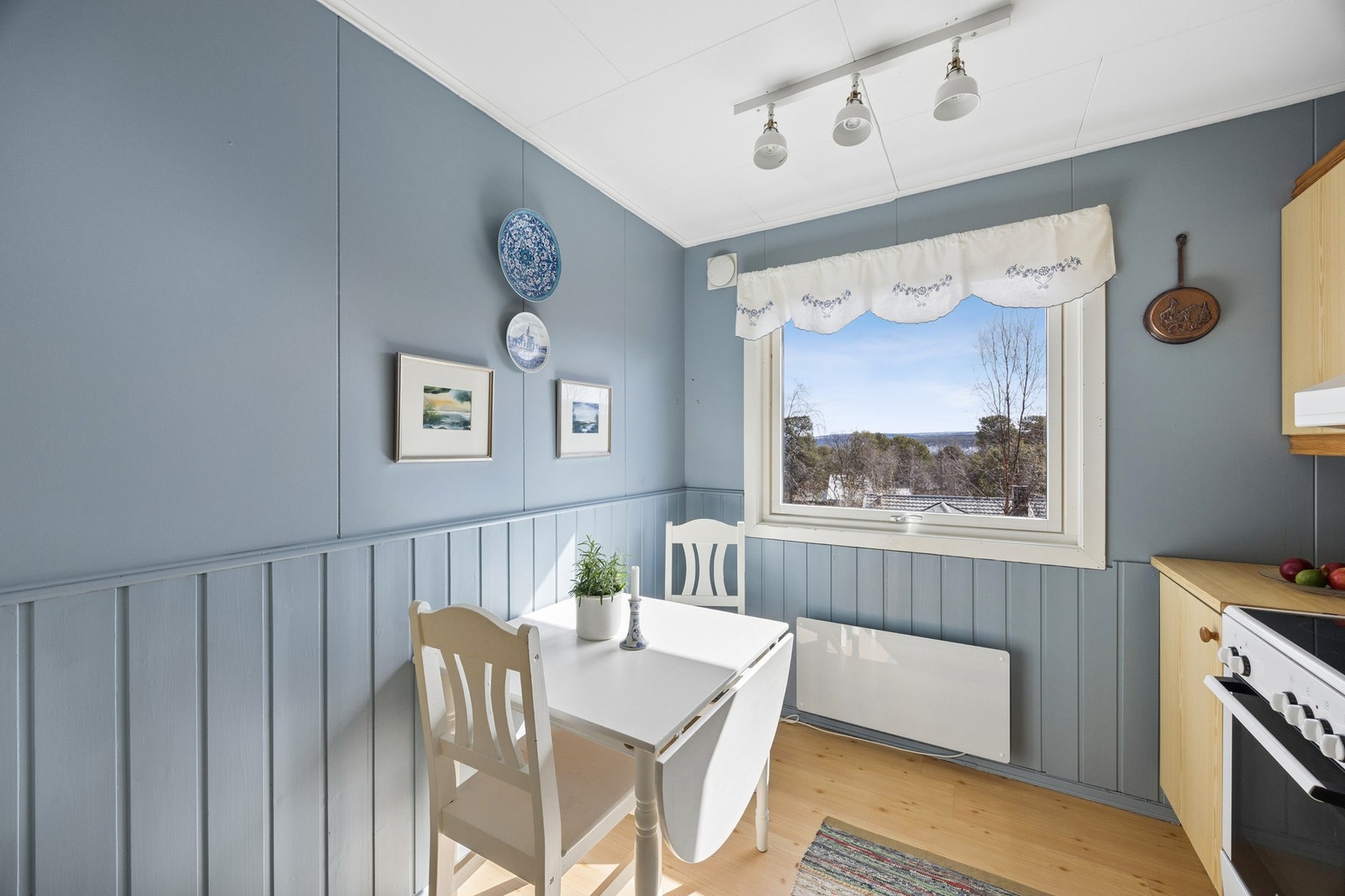 Kjøkkenet har en egen krok for spiseplass ved vinduet. Galleribilde