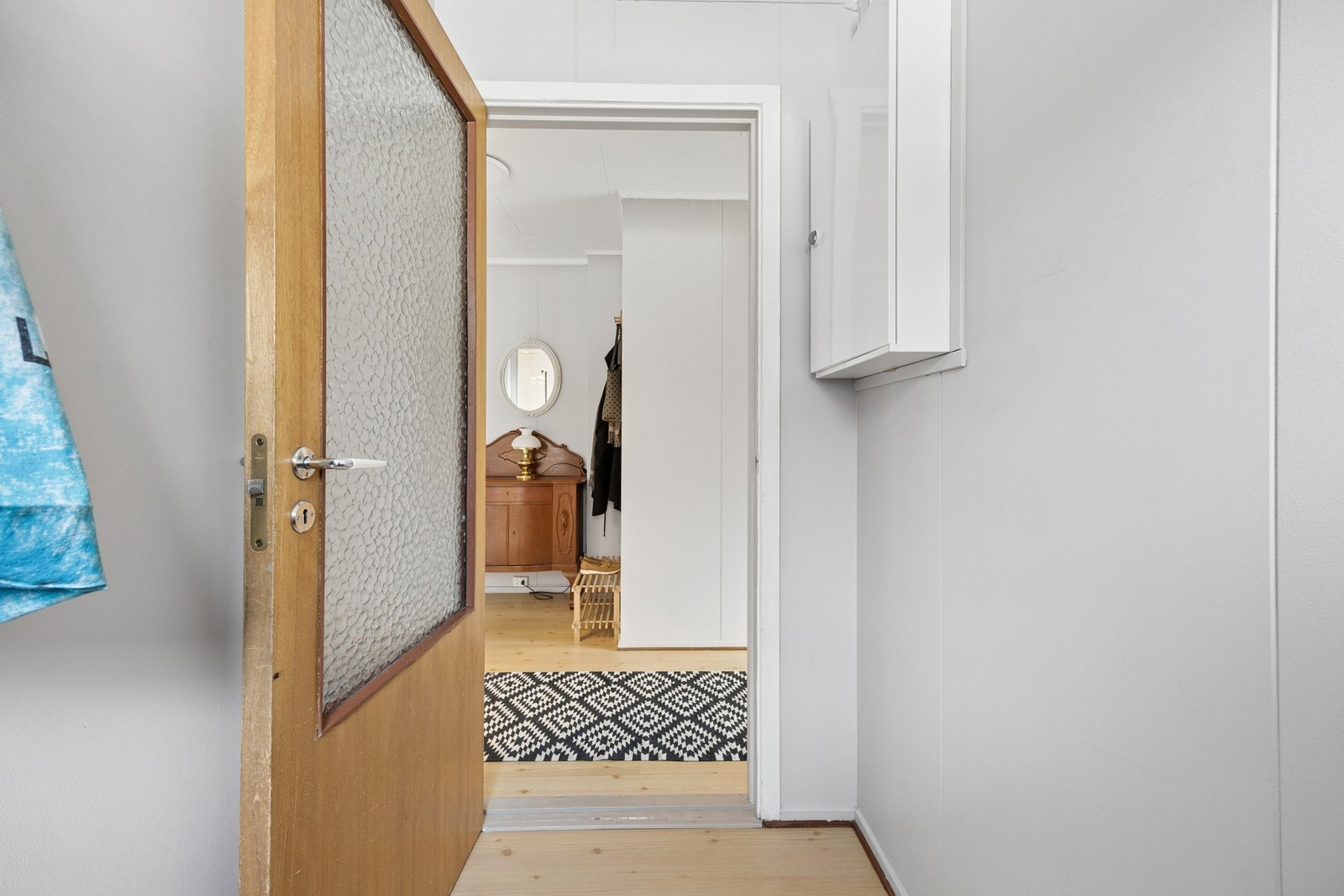 Entré i hovedetasjen som leder videre inn i boligen. Galleribilde