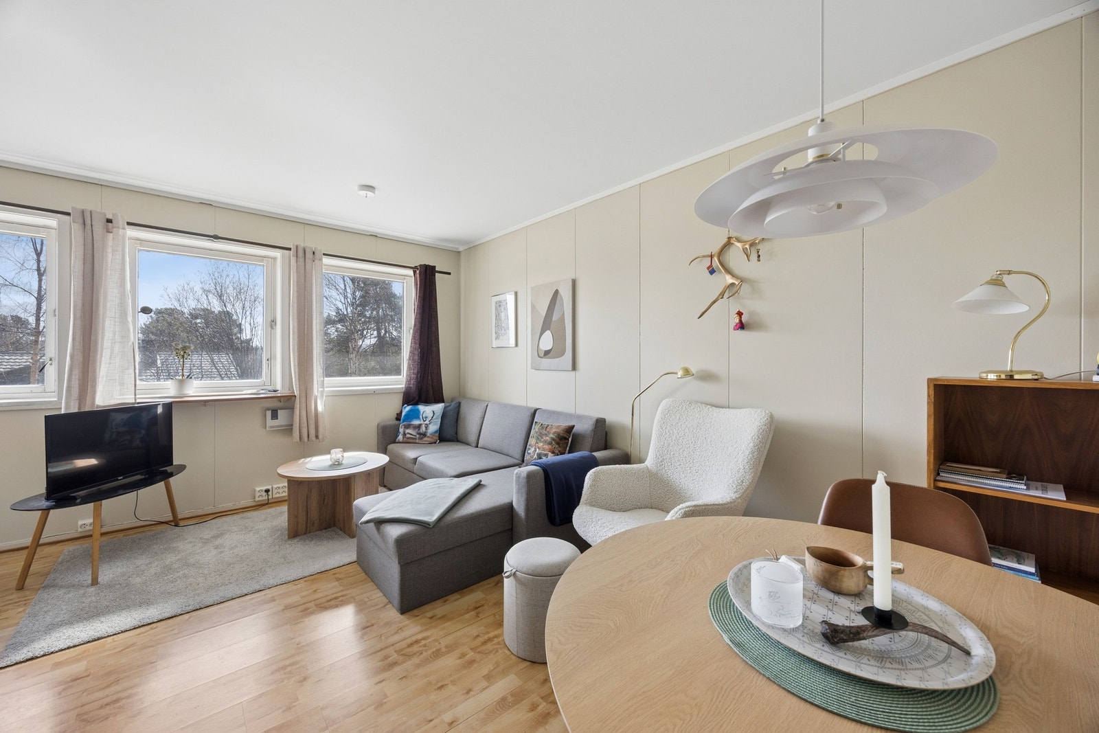 Stue i utleiedel med plass til sofagruppe og TV-møblement. Galleribilde