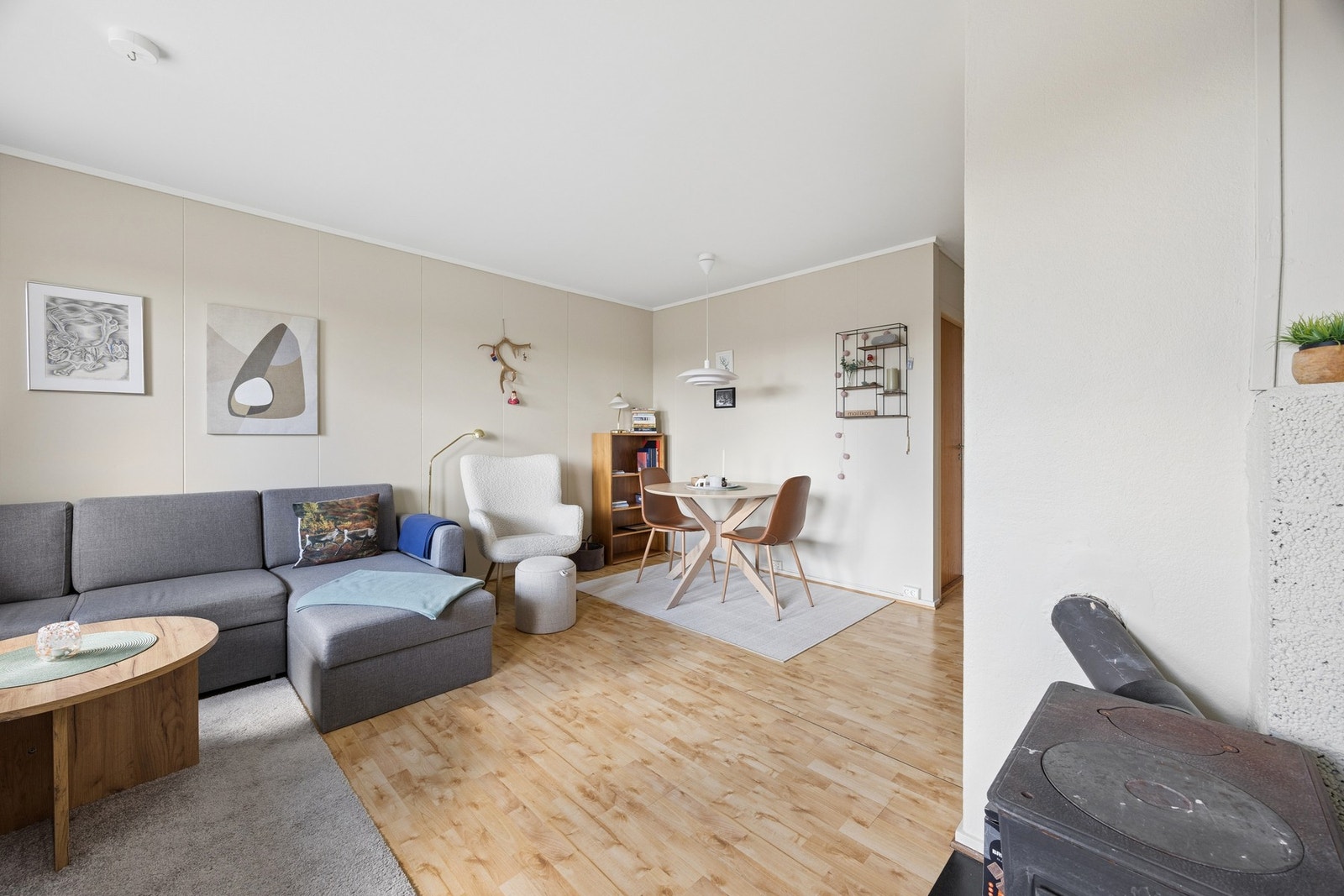Den åpne løsningen gir rom for både sittegruppe og en liten spiseplass. Galleribilde