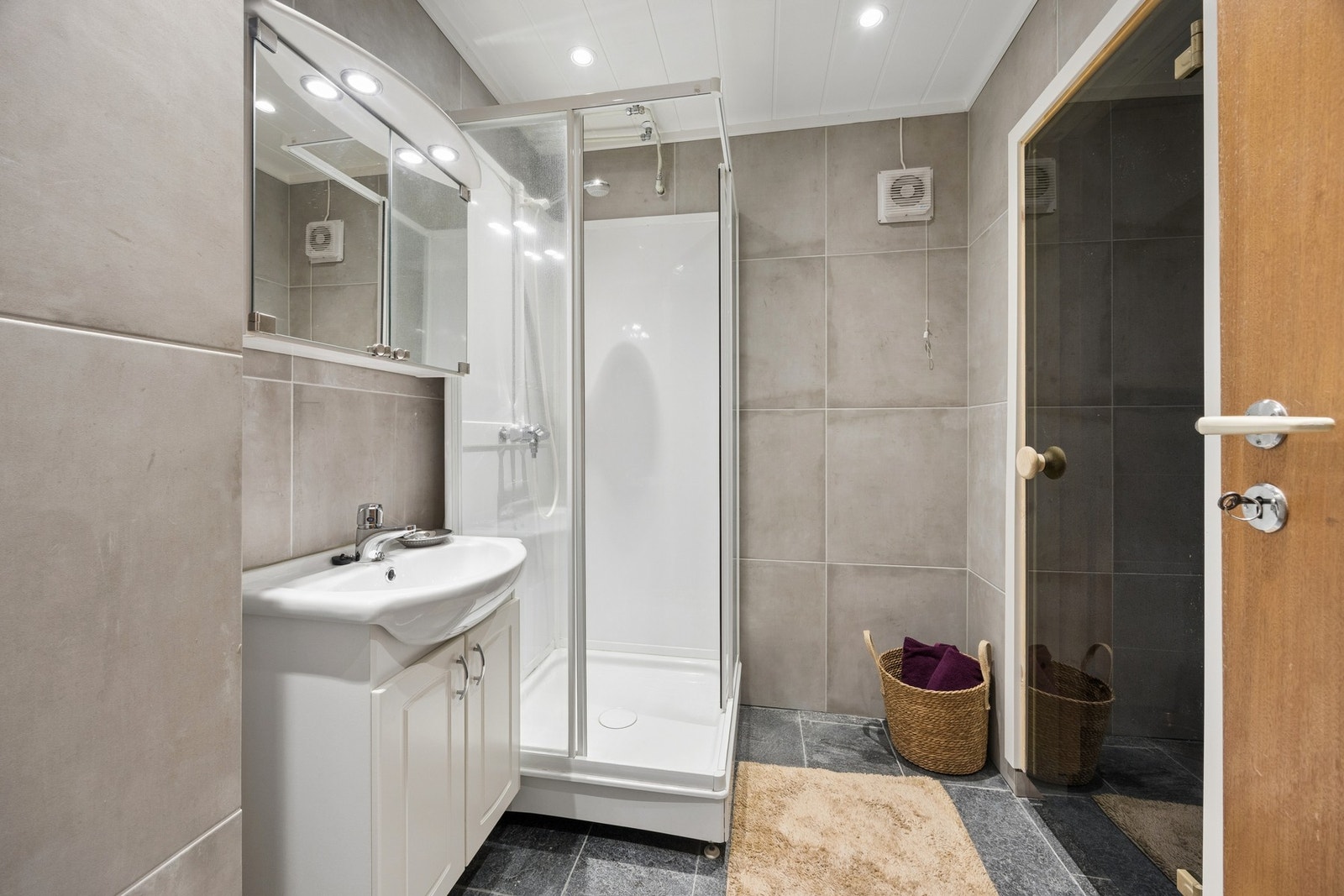 Badet i underetasjen har dusjkabinett og adkomst til badstuen. Galleribilde