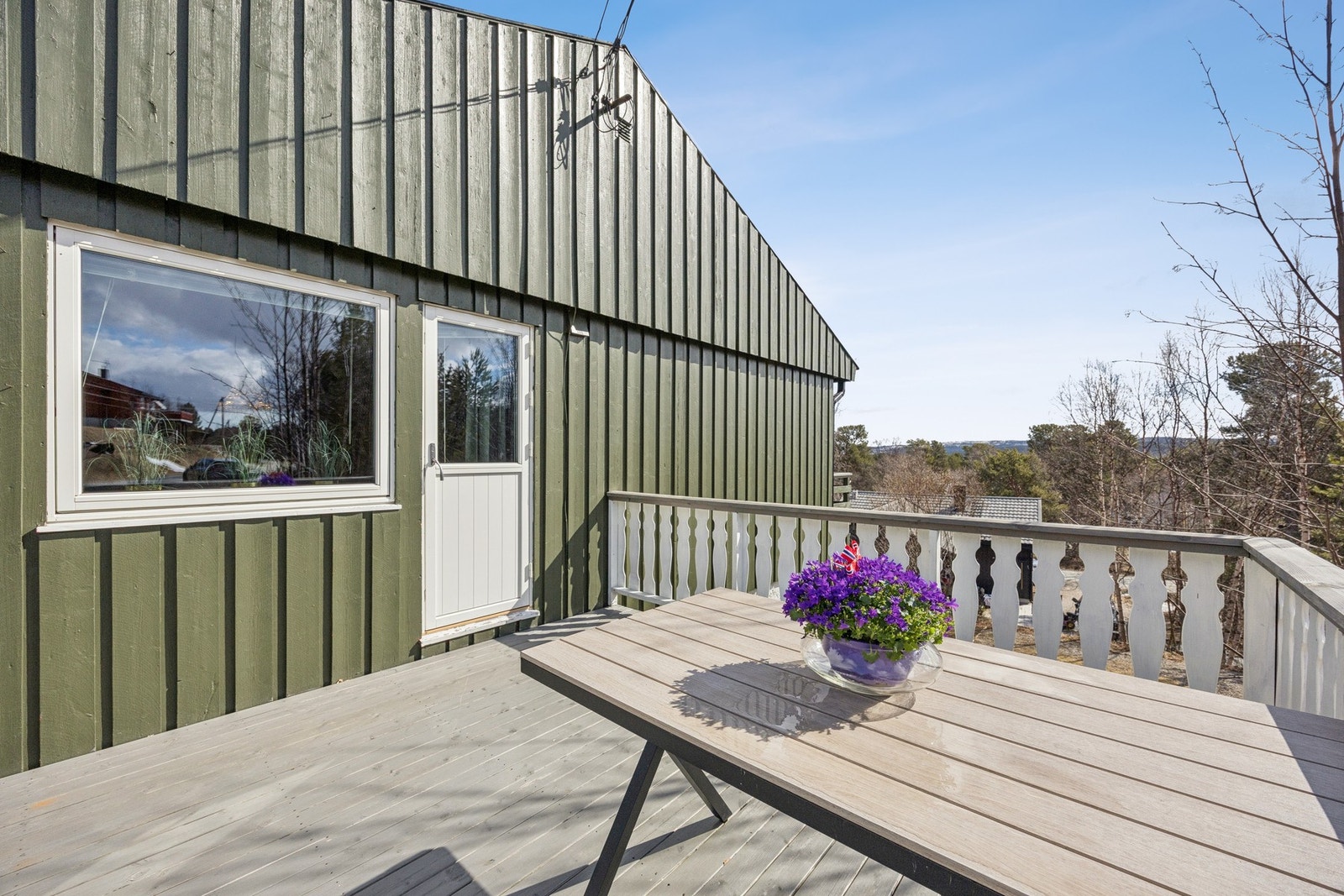 Terrassen er et fint supplement til balkongen, med god plass til utemøbler. Galleribilde