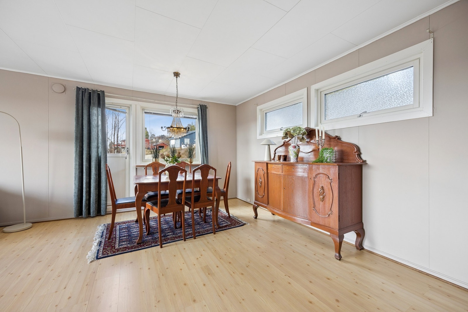 Store vindusflater i spisestuen slipper inn godt med dagslys. Galleribilde