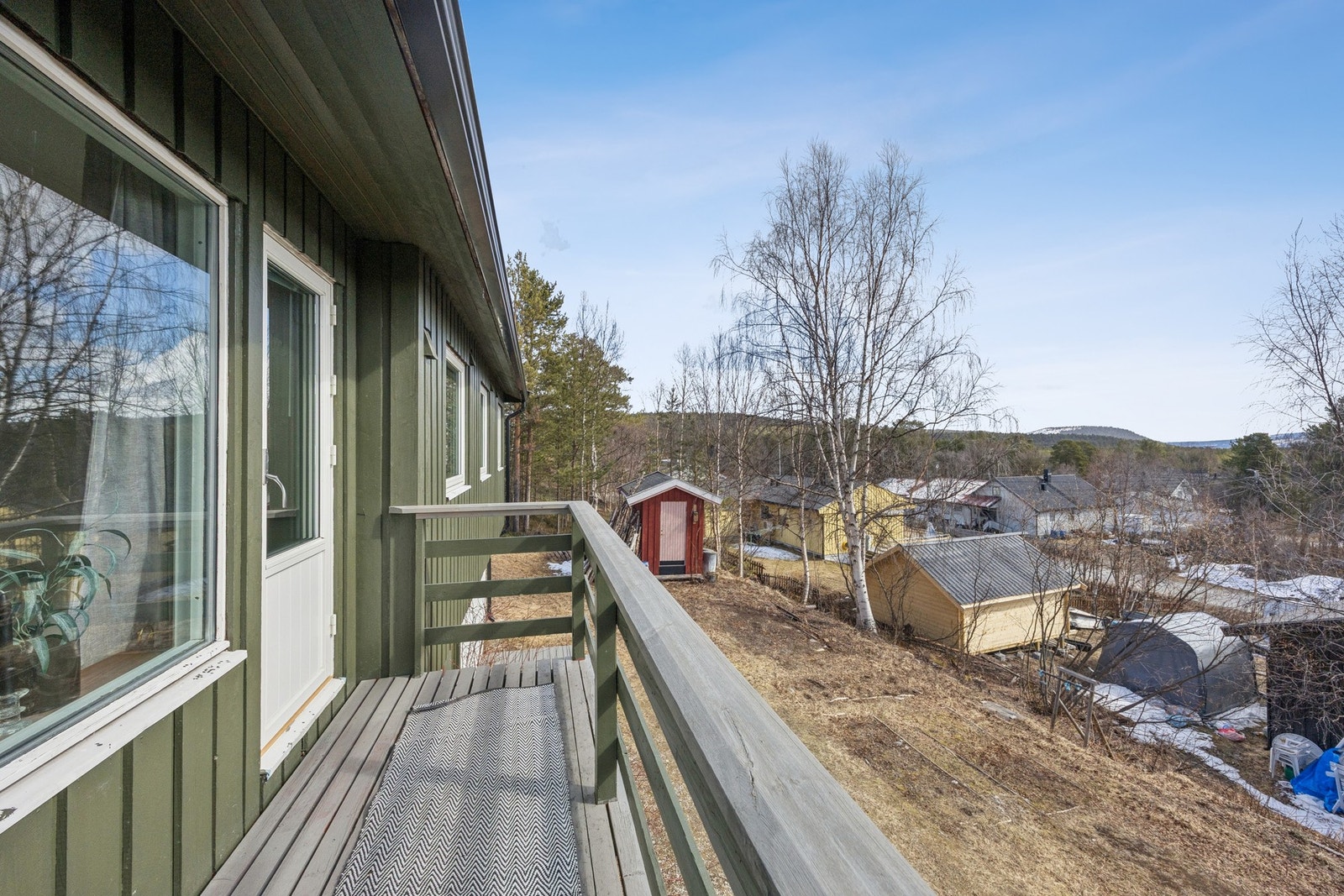 Utsikt over nærområdet fra balkongen. Galleribilde