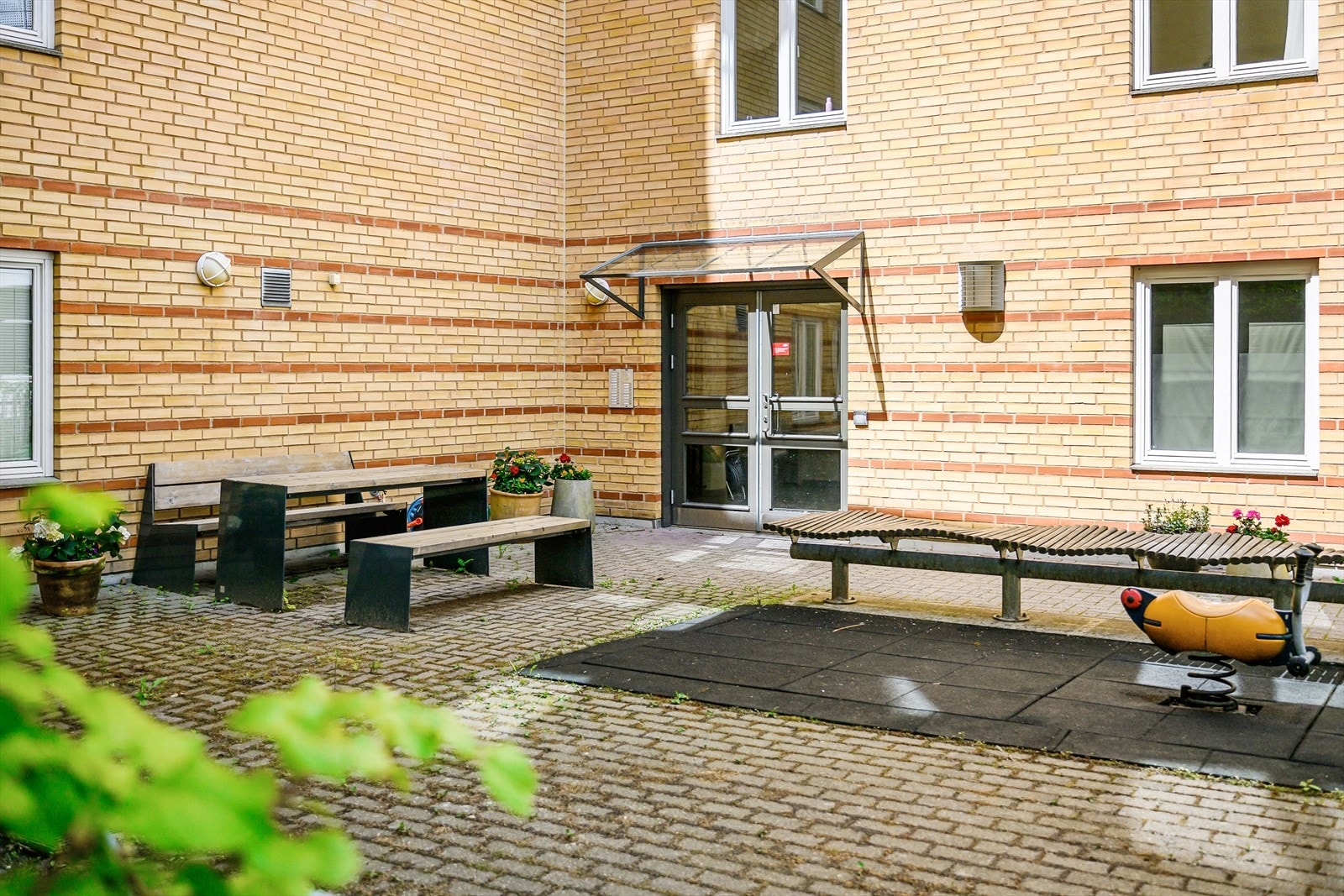 Fellesarealene er pent opparbeidet med sittegrupper og lekeapparater. Galleribilde