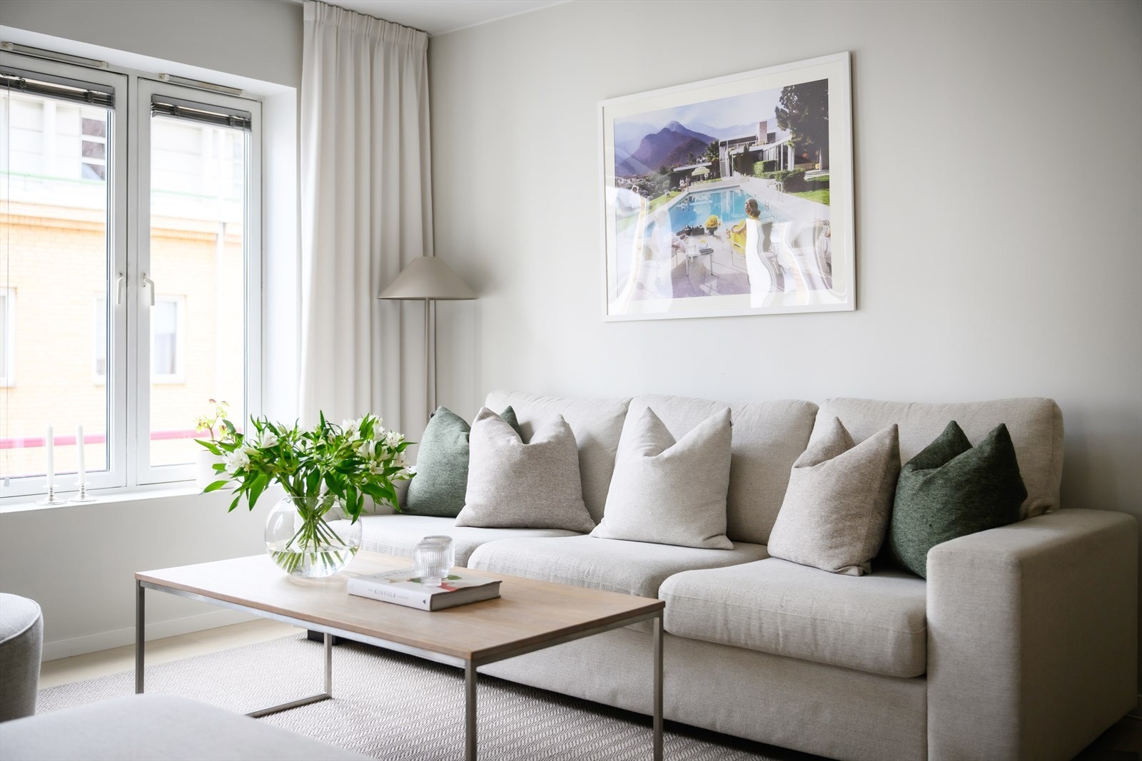Stuen har plass til sofagruppe, mediemøbler og spisebord. Galleribilde