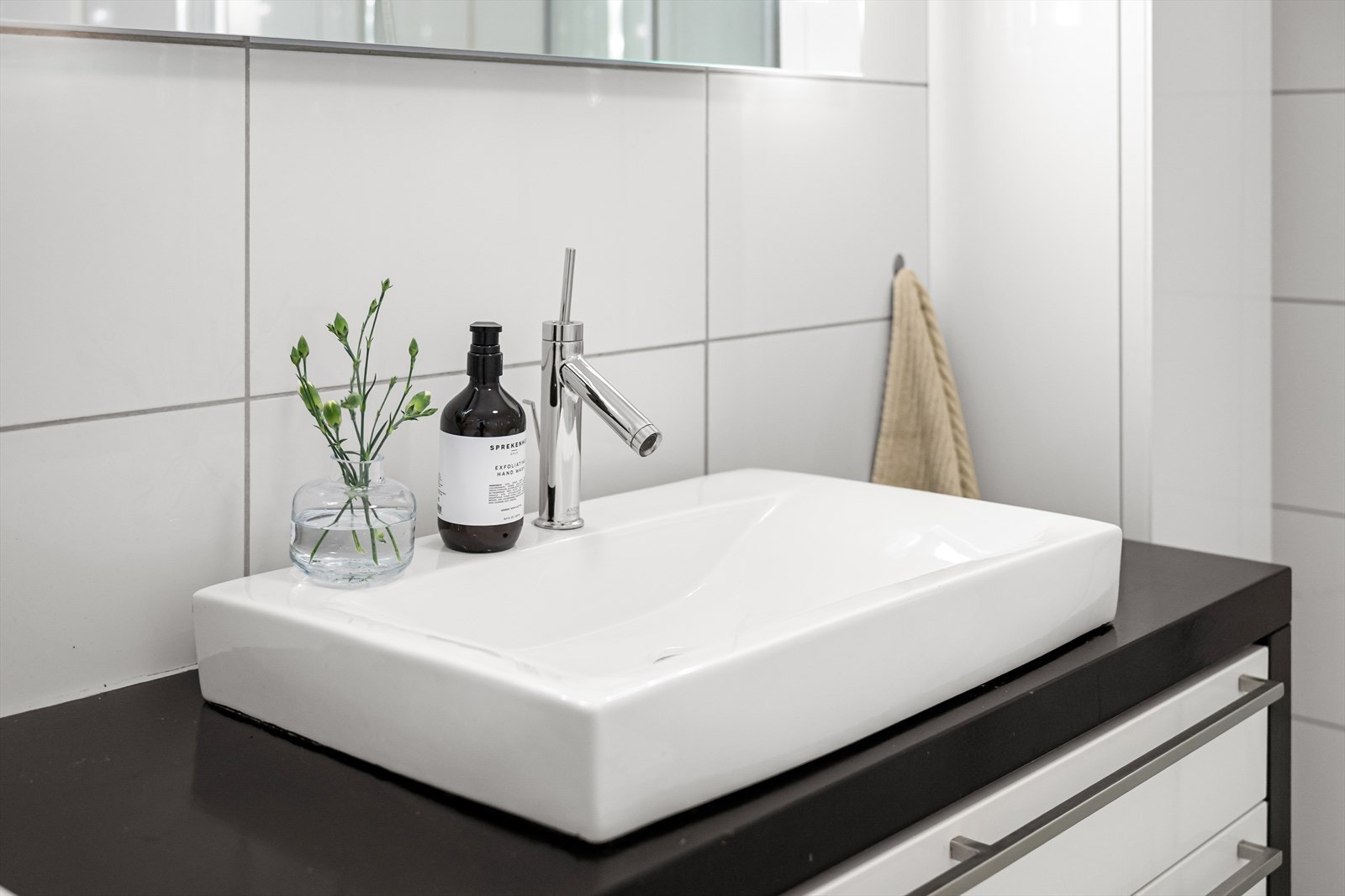 Badet er innredet med baderomsinnredning med servant, høyskap, dusj med innfellbare dører, toalett og opplegg for vaskemaskin. Galleribilde