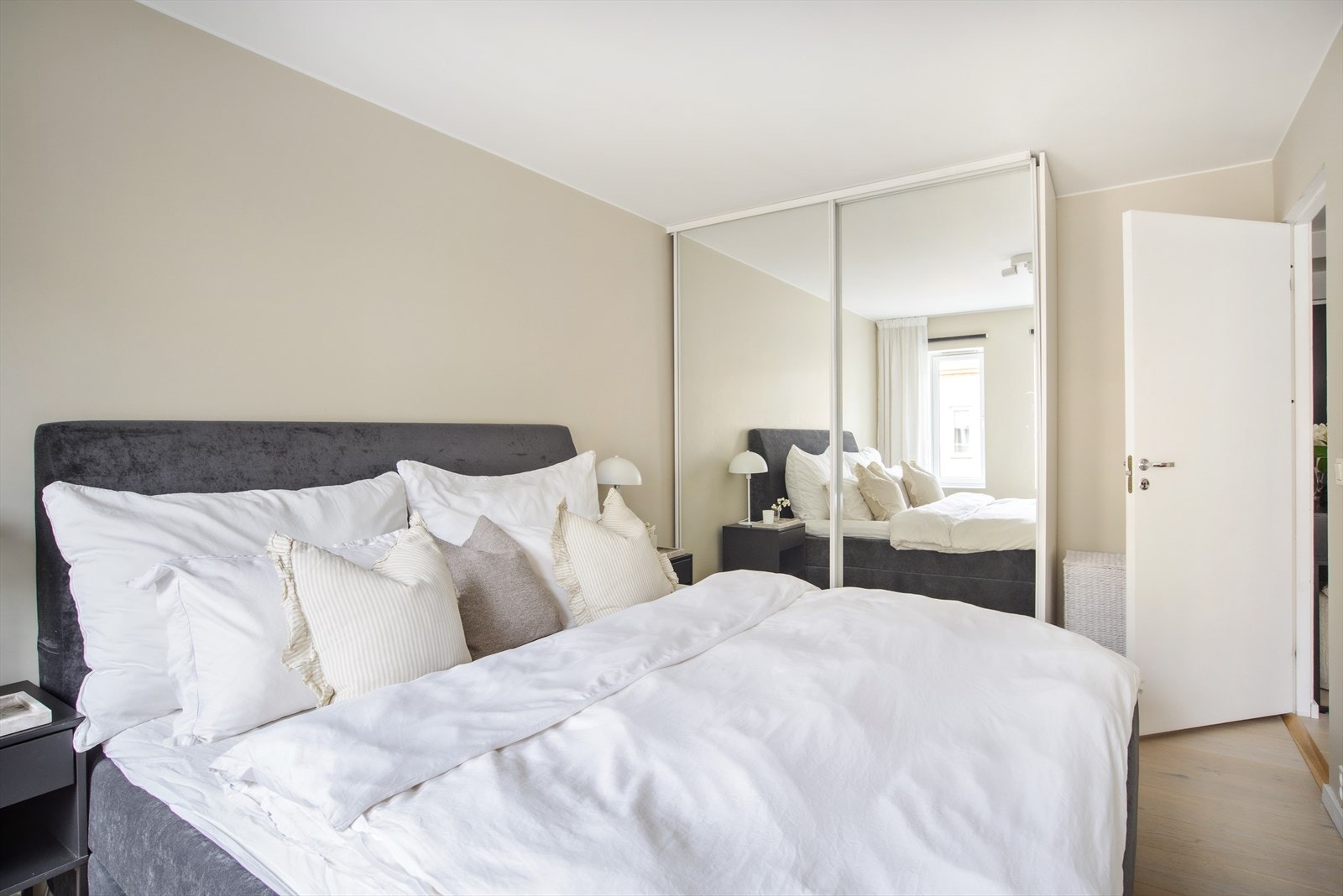 Det er godt med oppbevaringsplass i skyvedørsgarderobe med speilfronter. Galleribilde