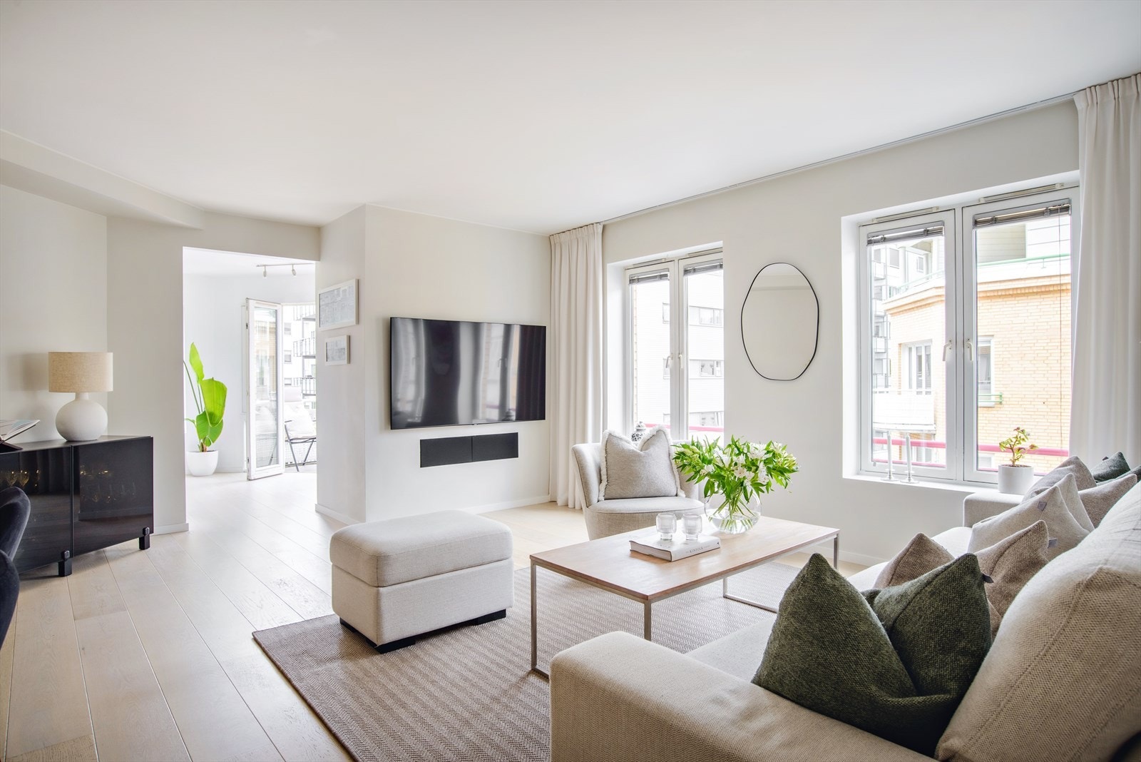 Store vindusflater slipper inn rikelig med naturlig lys. Galleribilde