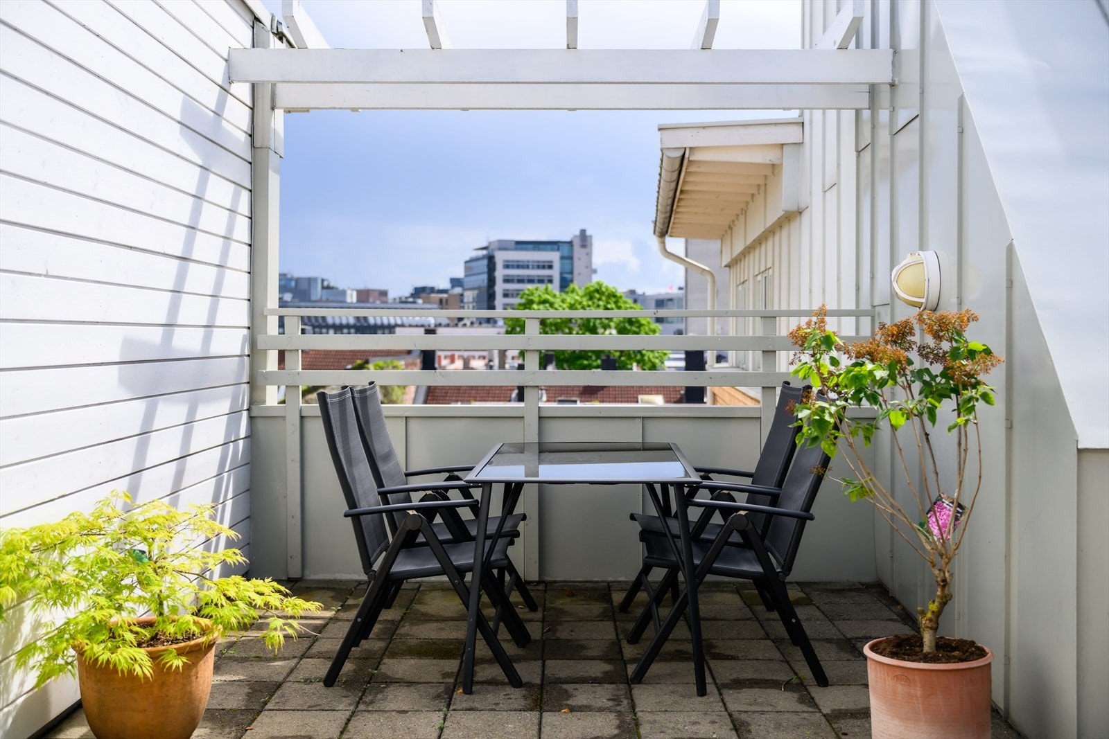 Terrassen er utstyrt med hyggelige sittegrupper og grill. Galleribilde