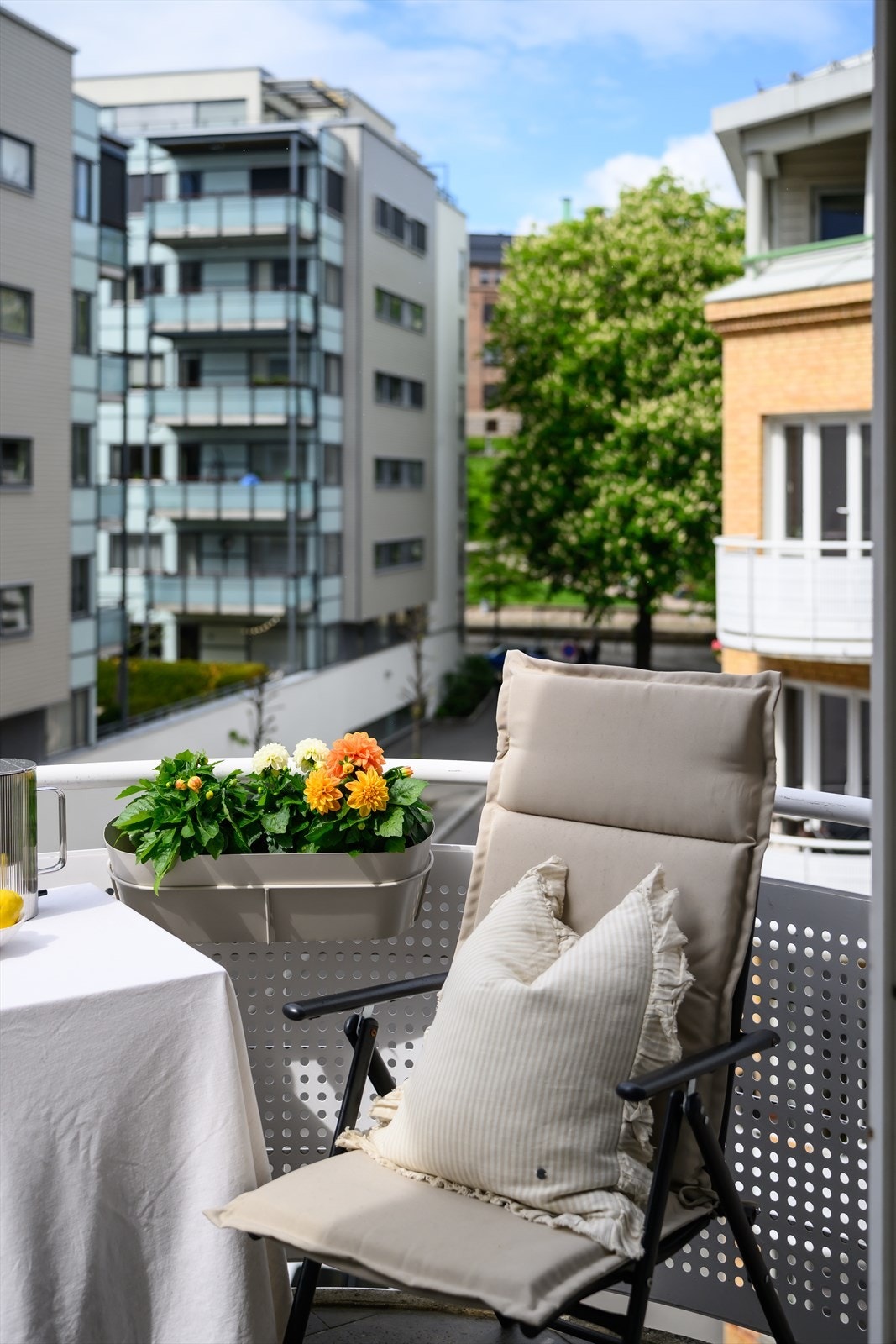 Balkongen har plass til en liten sittegruppe. Galleribilde
