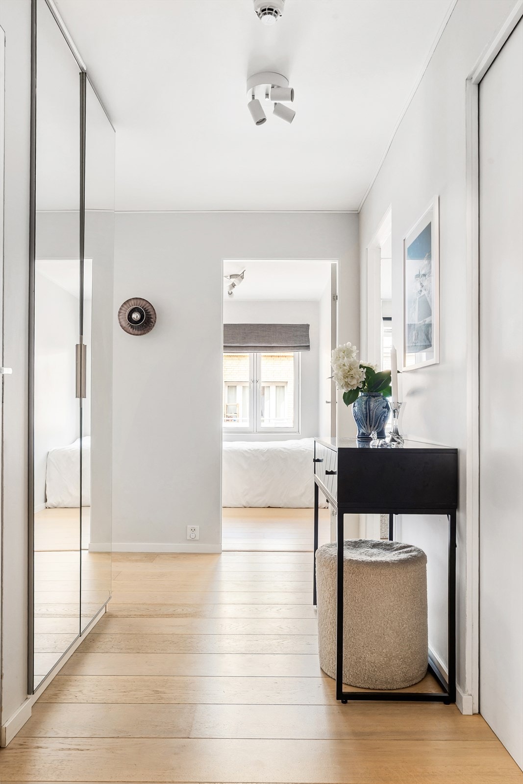 Leiligheten har en innbydende entré med plass til yttertøy og sko i garderobeskap. Galleribilde
