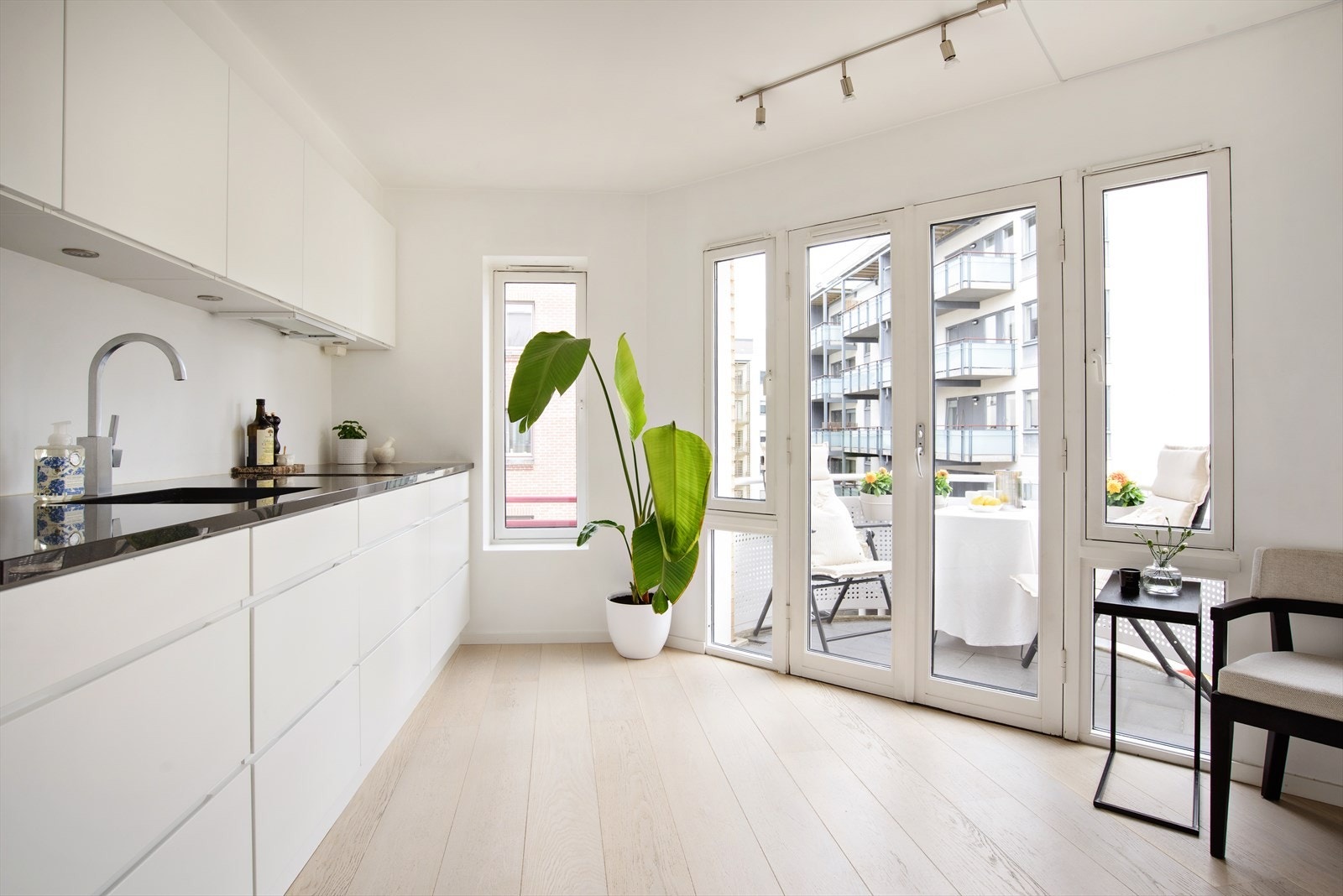 Dette er en lys og lekker 3-roms leilighet med en svært sentral beliggenhet. Galleribilde