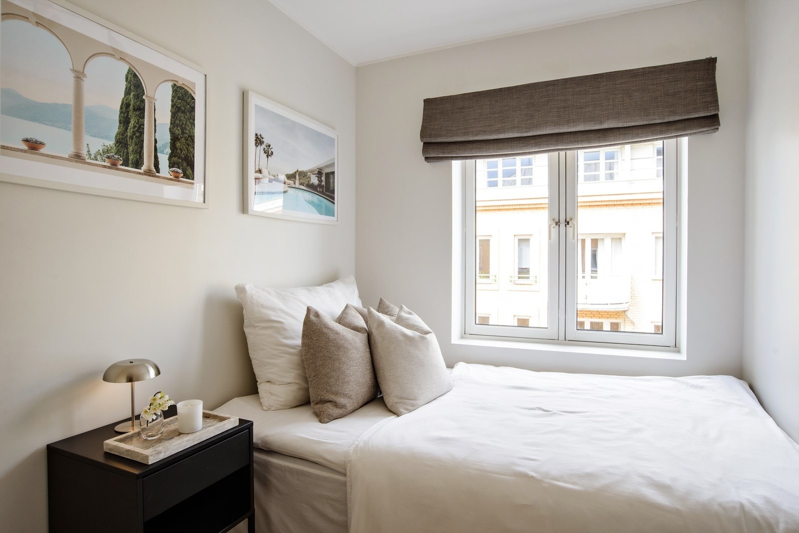 Her er det plass til seng og skrivebord. Galleribilde