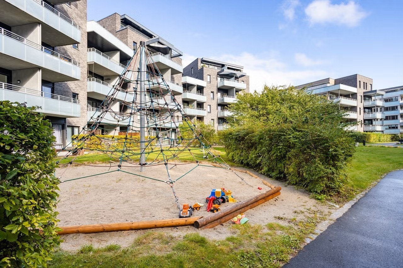Fine uteområder i sameiet med bl.a. lekeplass. Galleribilde