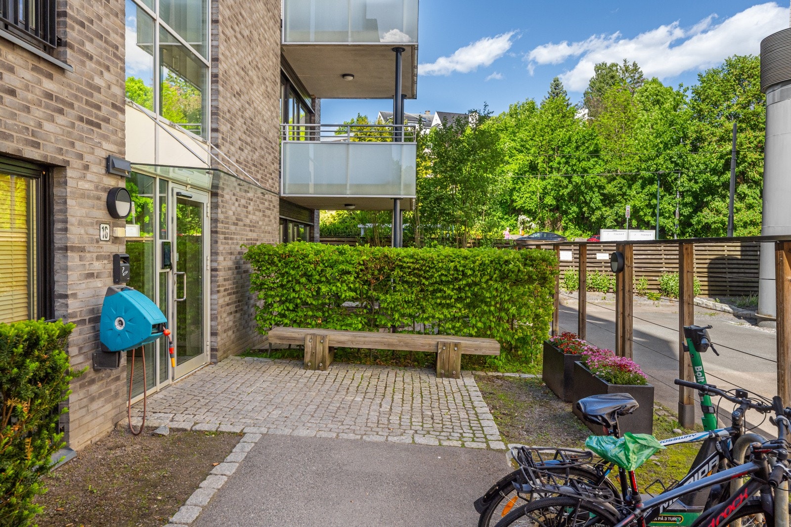 Boligen har et trivelig inngangsparti. Galleribilde