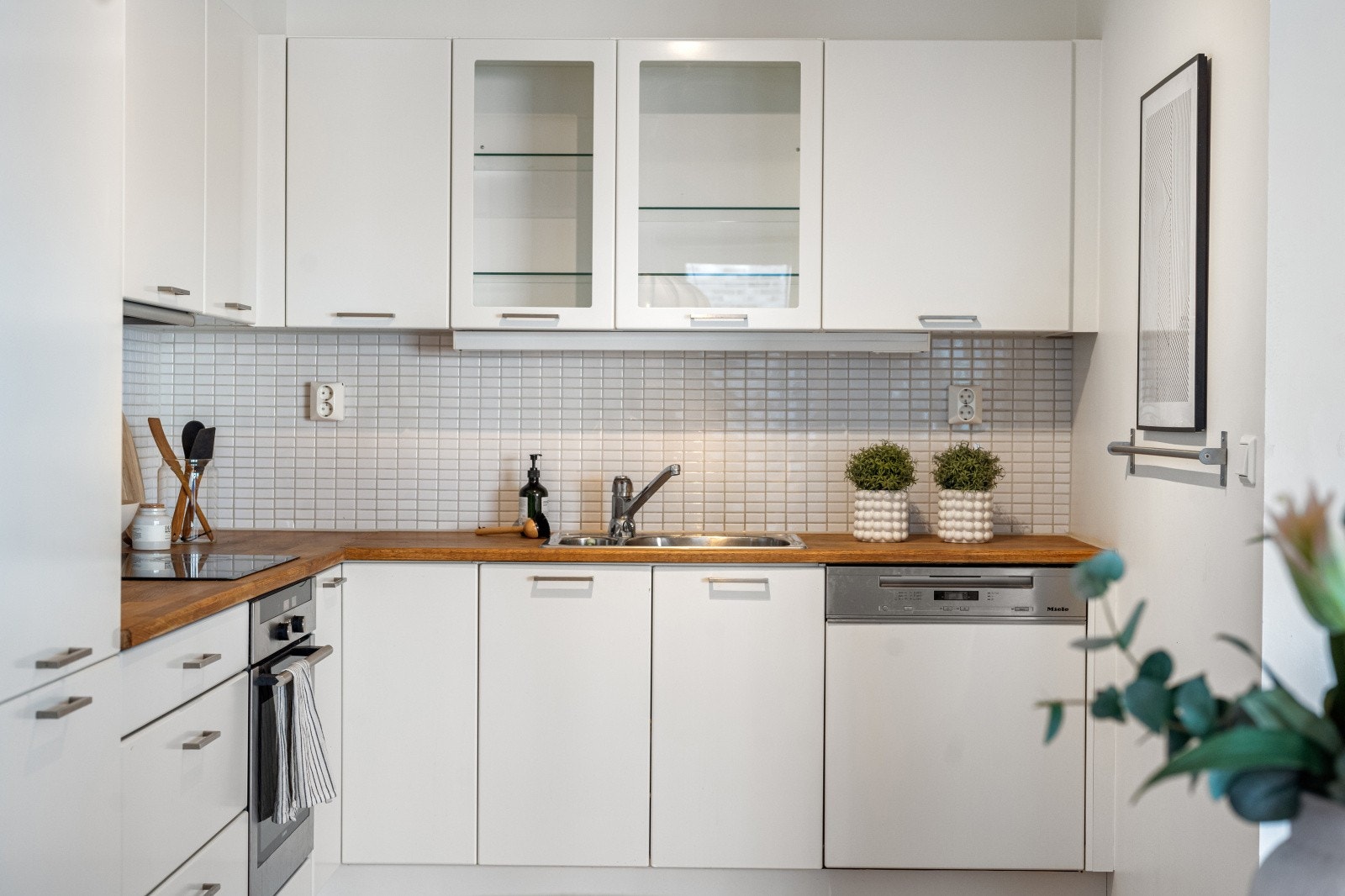 Innredningen fra Sigdal har et tidløst uttrykk med glatte fronter og heltre benkeplate. Hvitevarene består av integrert stekeovn, platetopp, kjøle-/fryseskap og oppvaskmaskin. Galleribilde