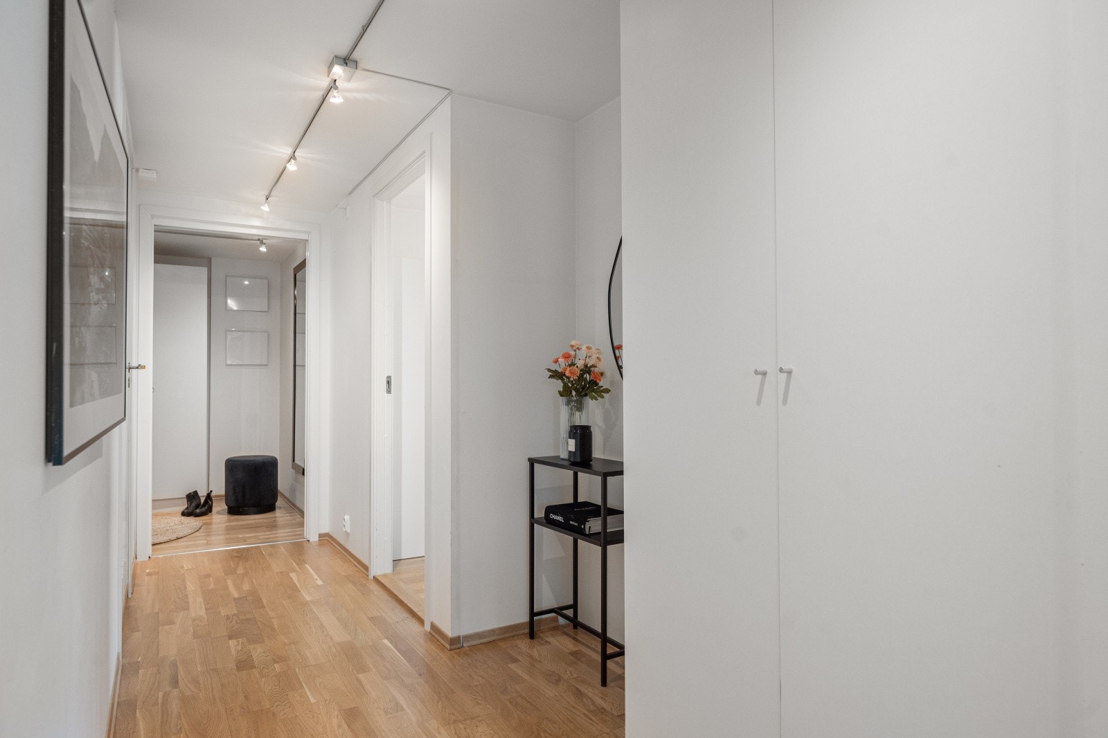Boligens gang byr på ytterligere oppbevaringsmuligheter i en garderobe, samt mulighet for etablering av ytterligere garderobeløsninger. Galleribilde