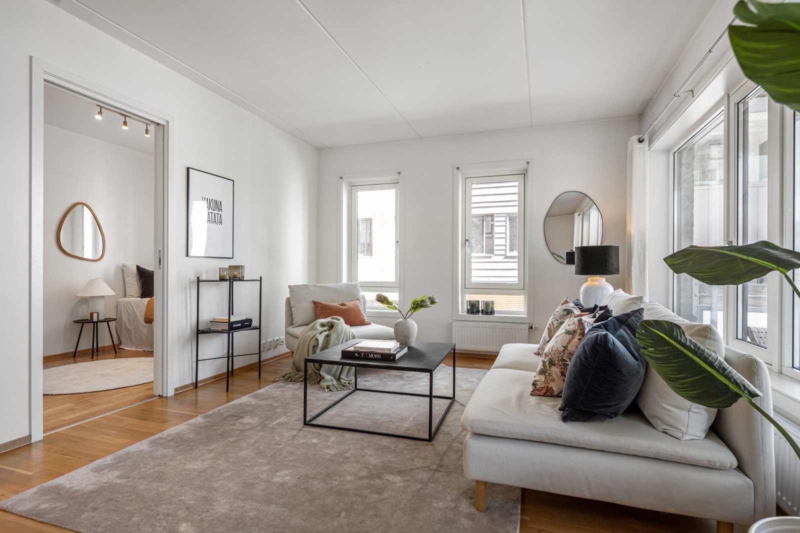 I stuen er det plass til en hyggelig sittegruppe med tilhørende møblement. Galleribilde
