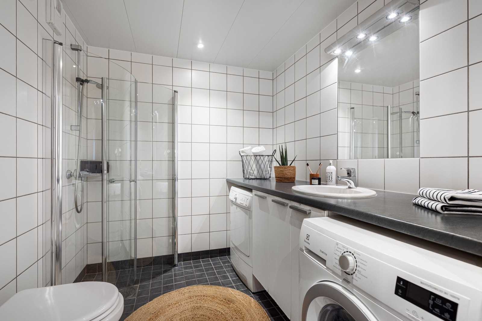 Badet er flislagt og holder standard fra byggeåret (2008), med varmekabler i gulvet. Rommet har en funksjonell utforming med gjennomtenkte løsninger og gode oppbevaringsmuligheter. Galleribilde