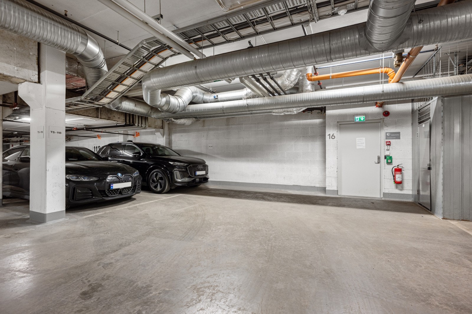 Heisadkomst fra leilighetens etasjeplan til garasjeplass i felles anlegg. Galleribilde