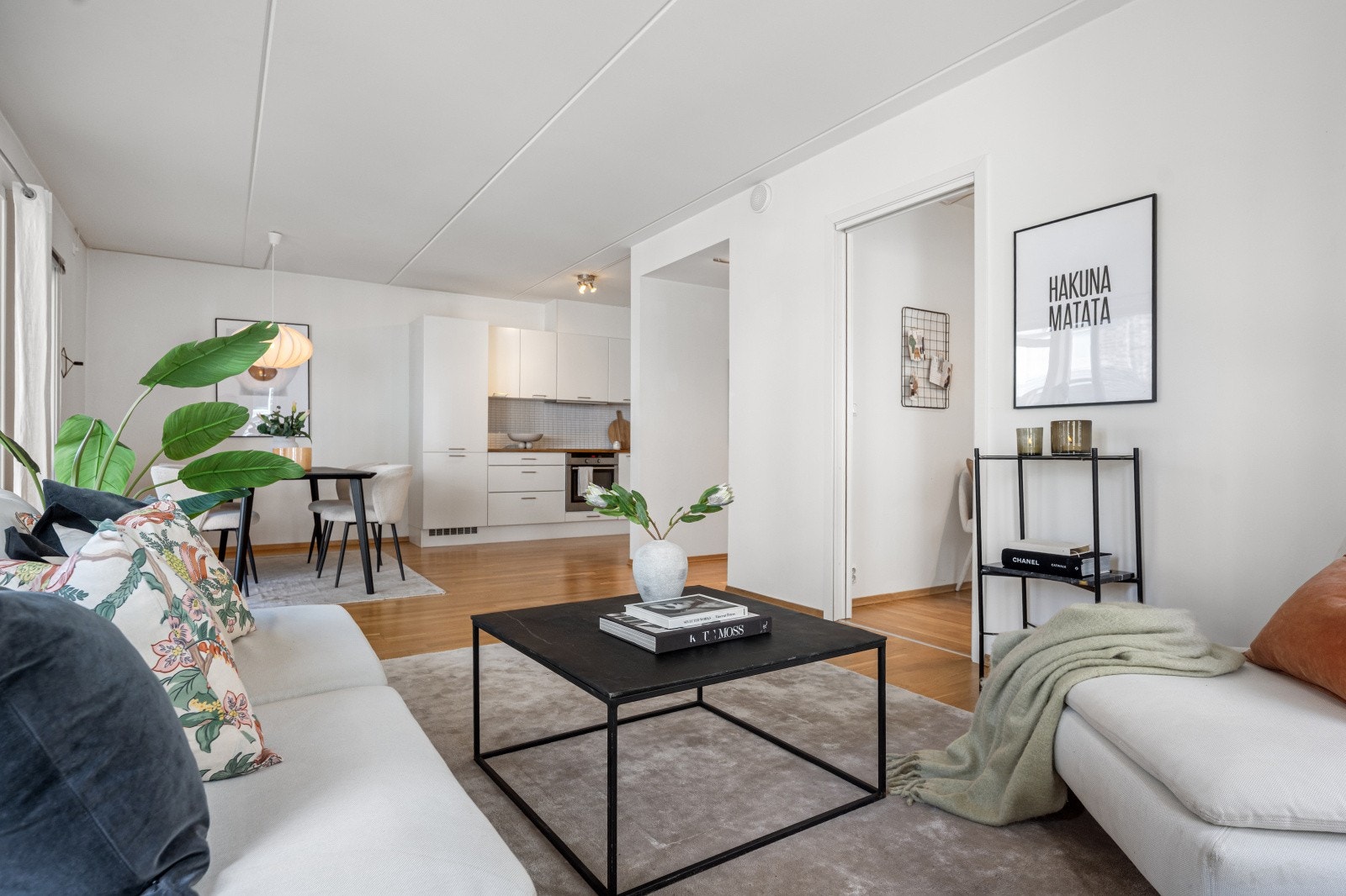 Den optimaliserte planløsningen sørger for et sosialt og funksjonelt allrom, med naturlige møbleringssoner. Galleribilde