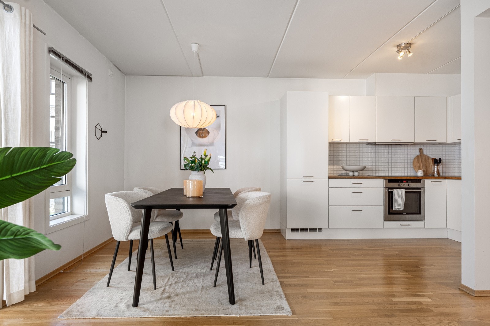 Det er plass til en spisegruppe i tilknytning til kjøkkenet. Galleribilde